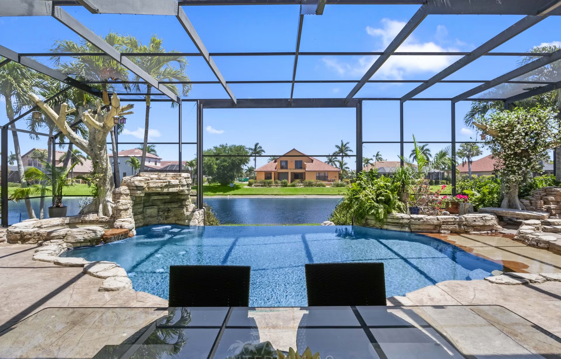 Infinity-Salzwasserpool mit Spa/Whirlpool und Seeblick in Cape Coral, Florida.