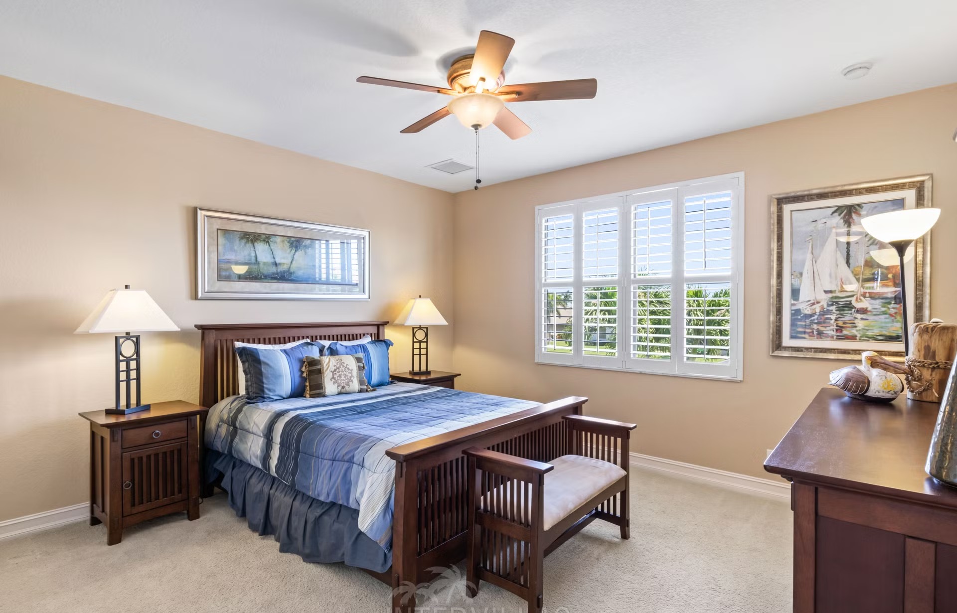 Infinity-Salzwasserpool mit Spa/Whirlpool und Seeblick.