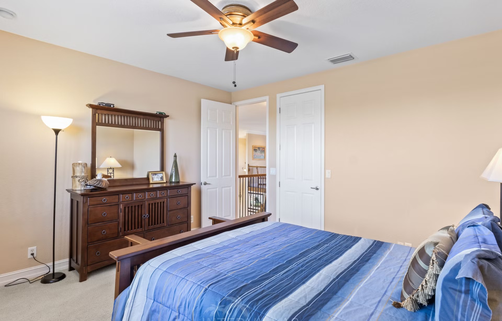 Infinity-Salzwasserpool mit Spa/Whirlpool und Seeblick im Außenbereich.