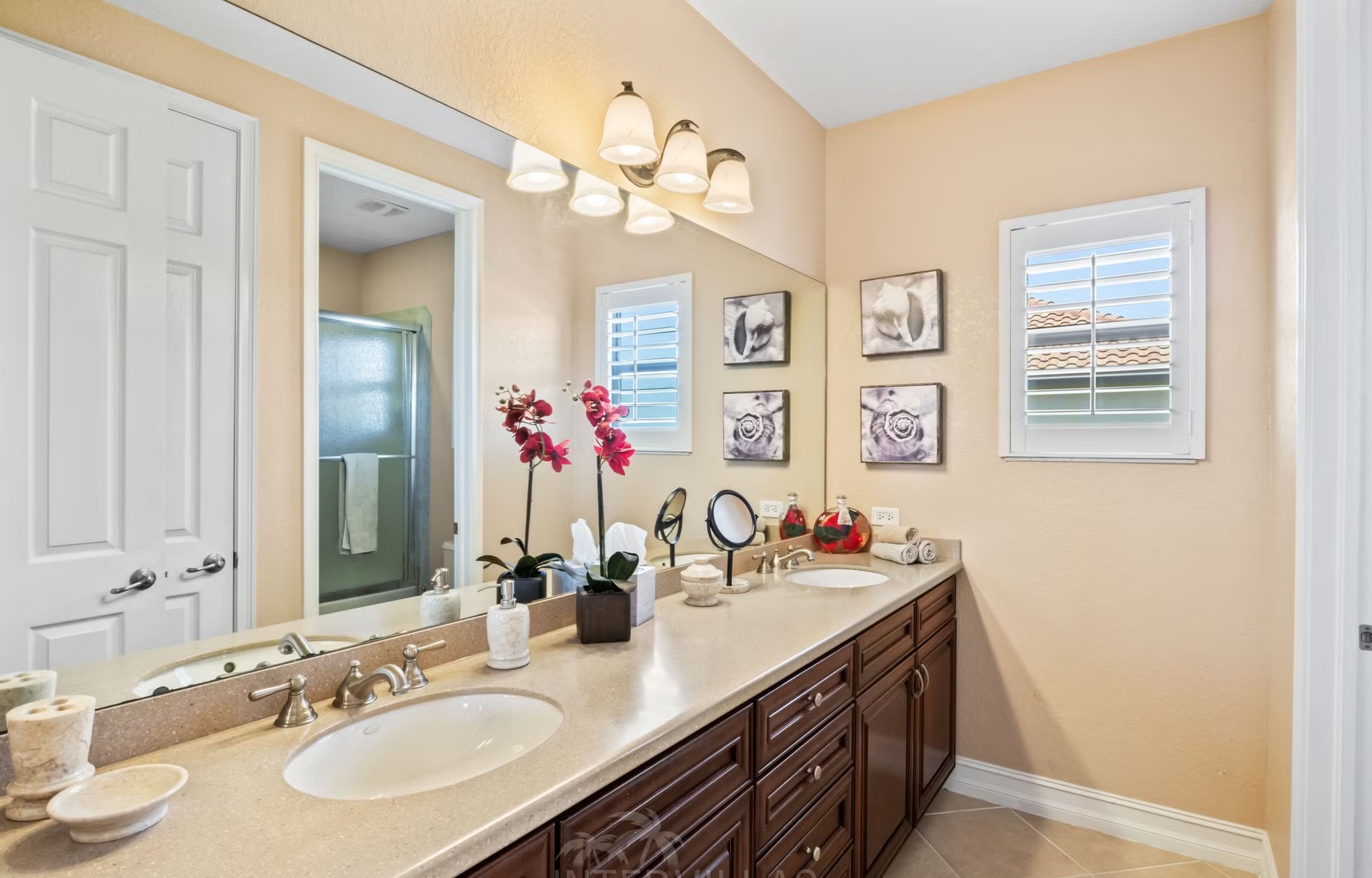 Infinity-Salzwasserpool mit Spa/Whirlpool und Seeblick im Außenbereich.