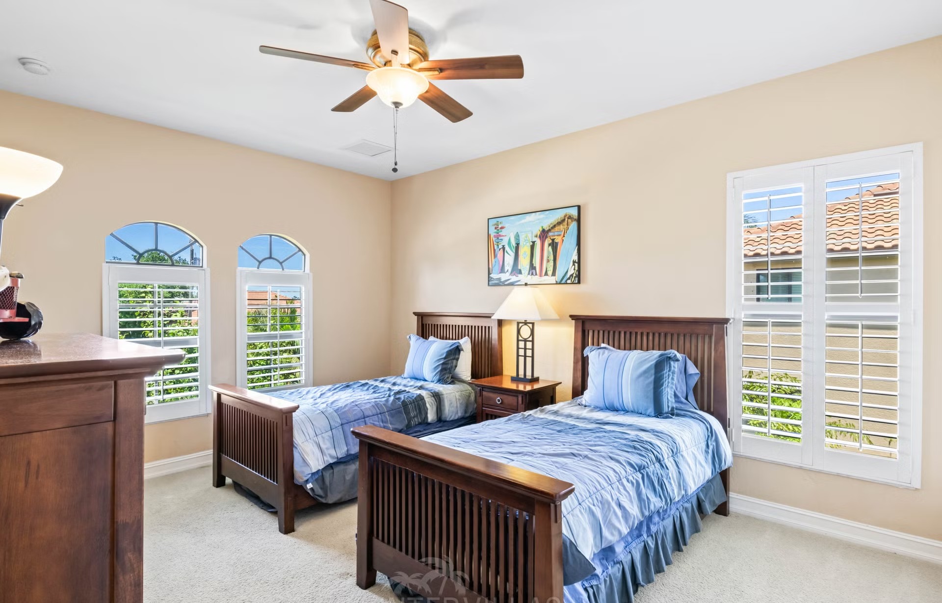 Infinity-Salzwasserpool mit Spa/Whirlpool und Seeblick im Außenbereich.