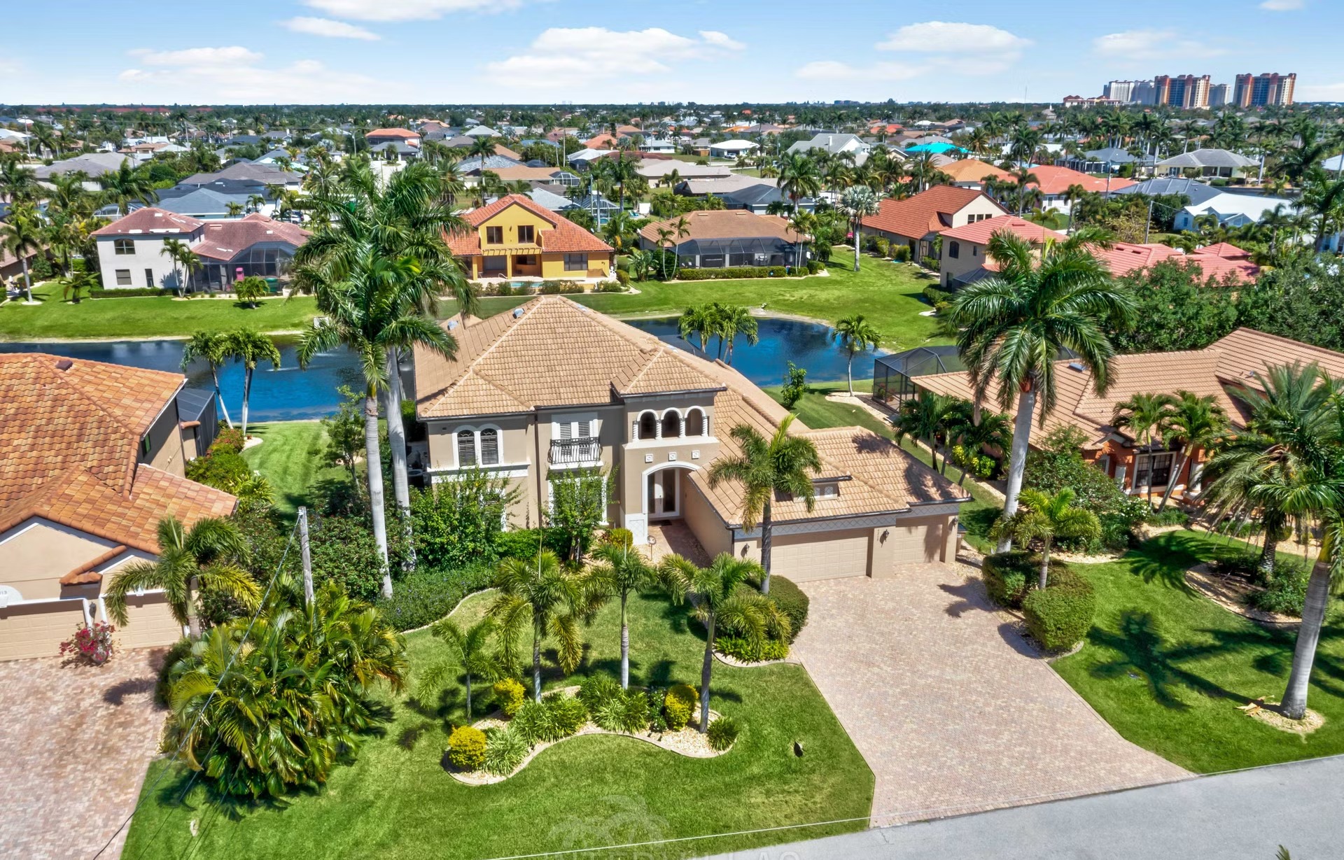 Infinity-Salzwasserpool mit Spa/Whirlpool und Seeblick.