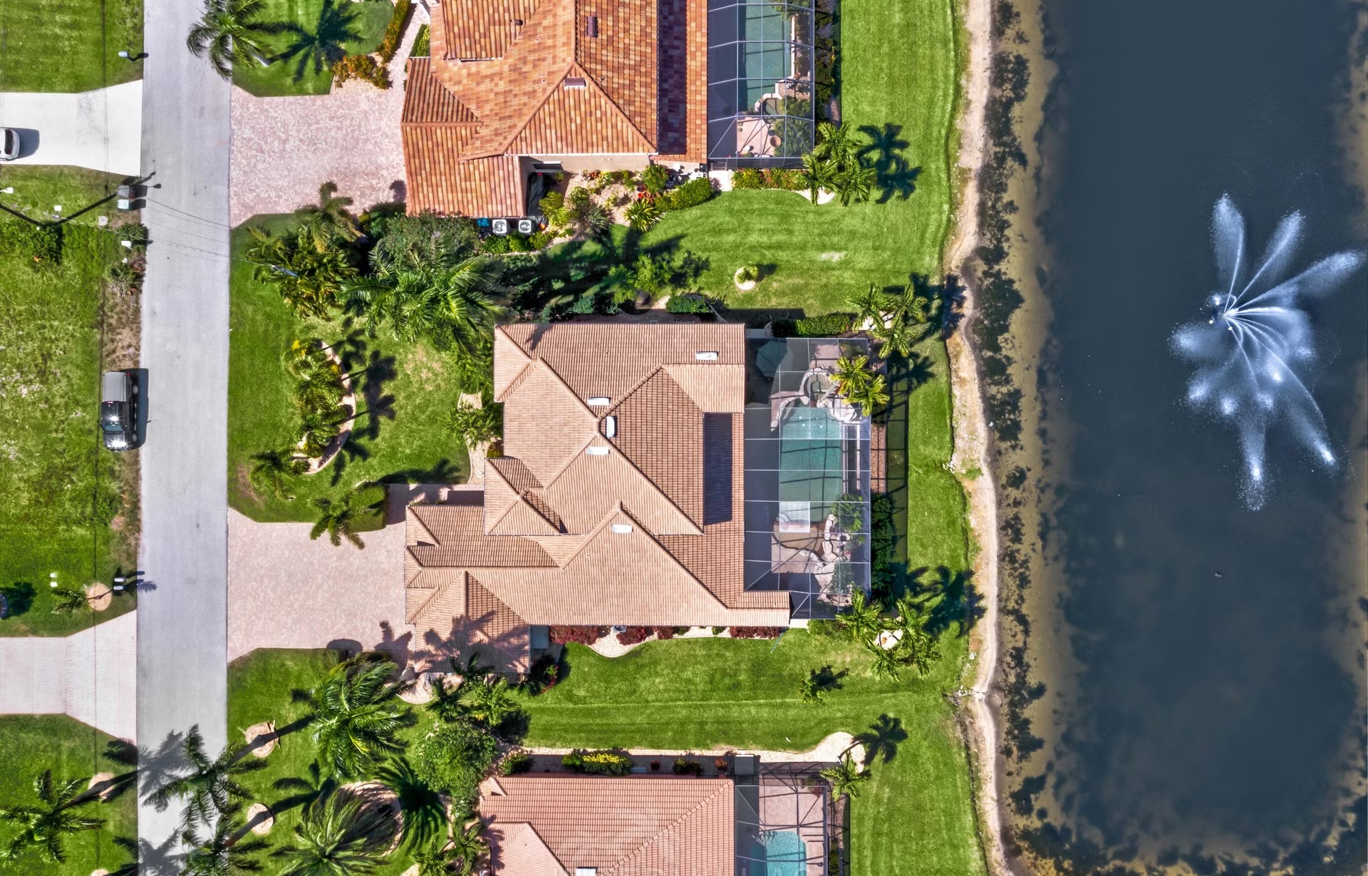 Infinity-Salzwasserpool mit Spa/Whirlpool und Seeblick in Cape Coral.