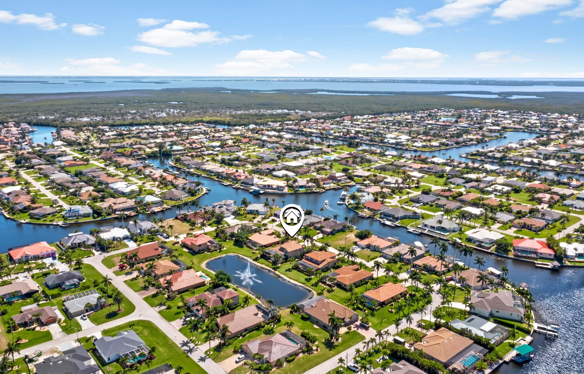 Infinity-Salzwasserpool mit Spa/Whirlpool und Seeblick.
