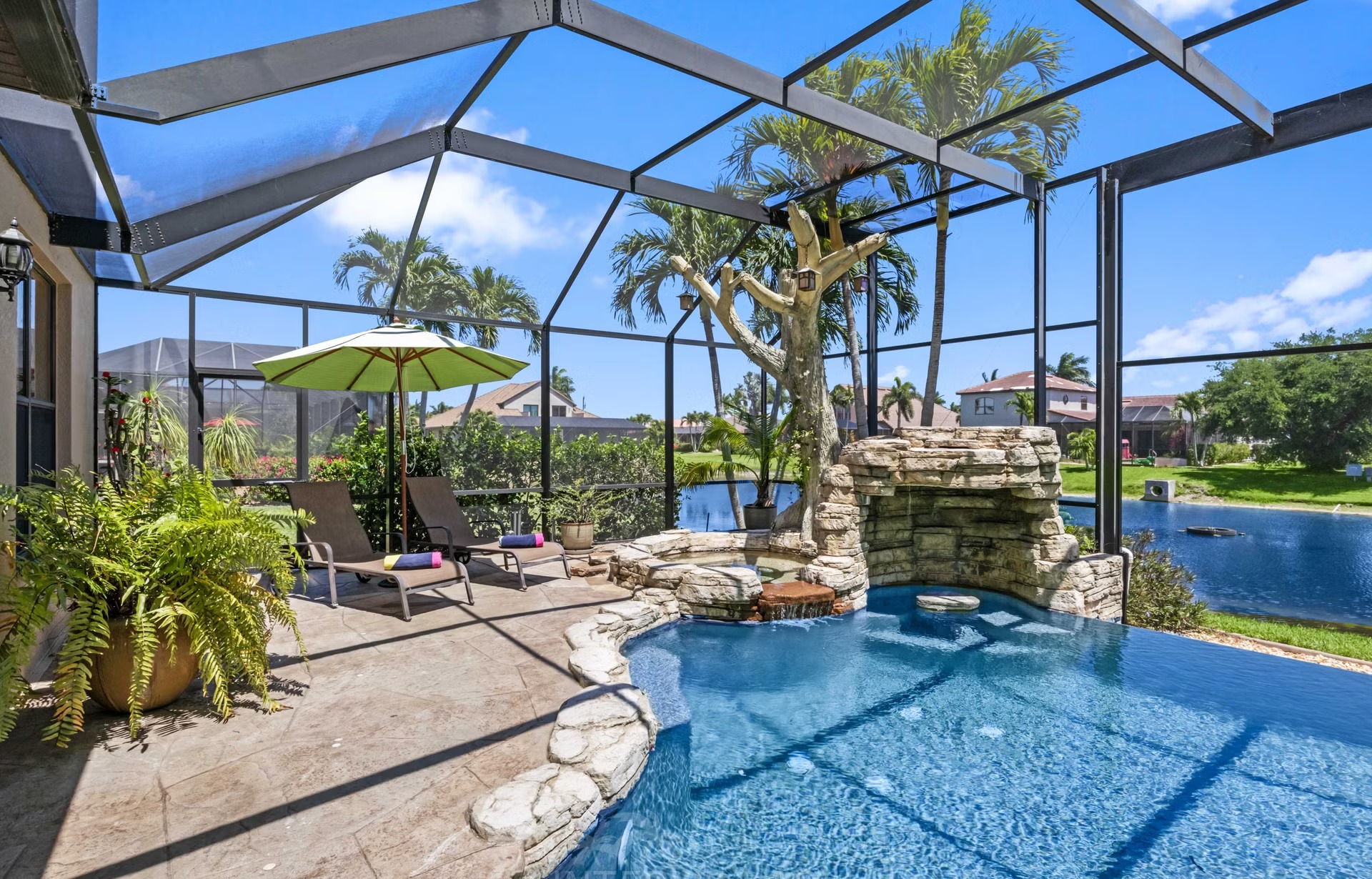 Infinity-Salzwasserpool mit Spa/Whirlpool und Seeblick.