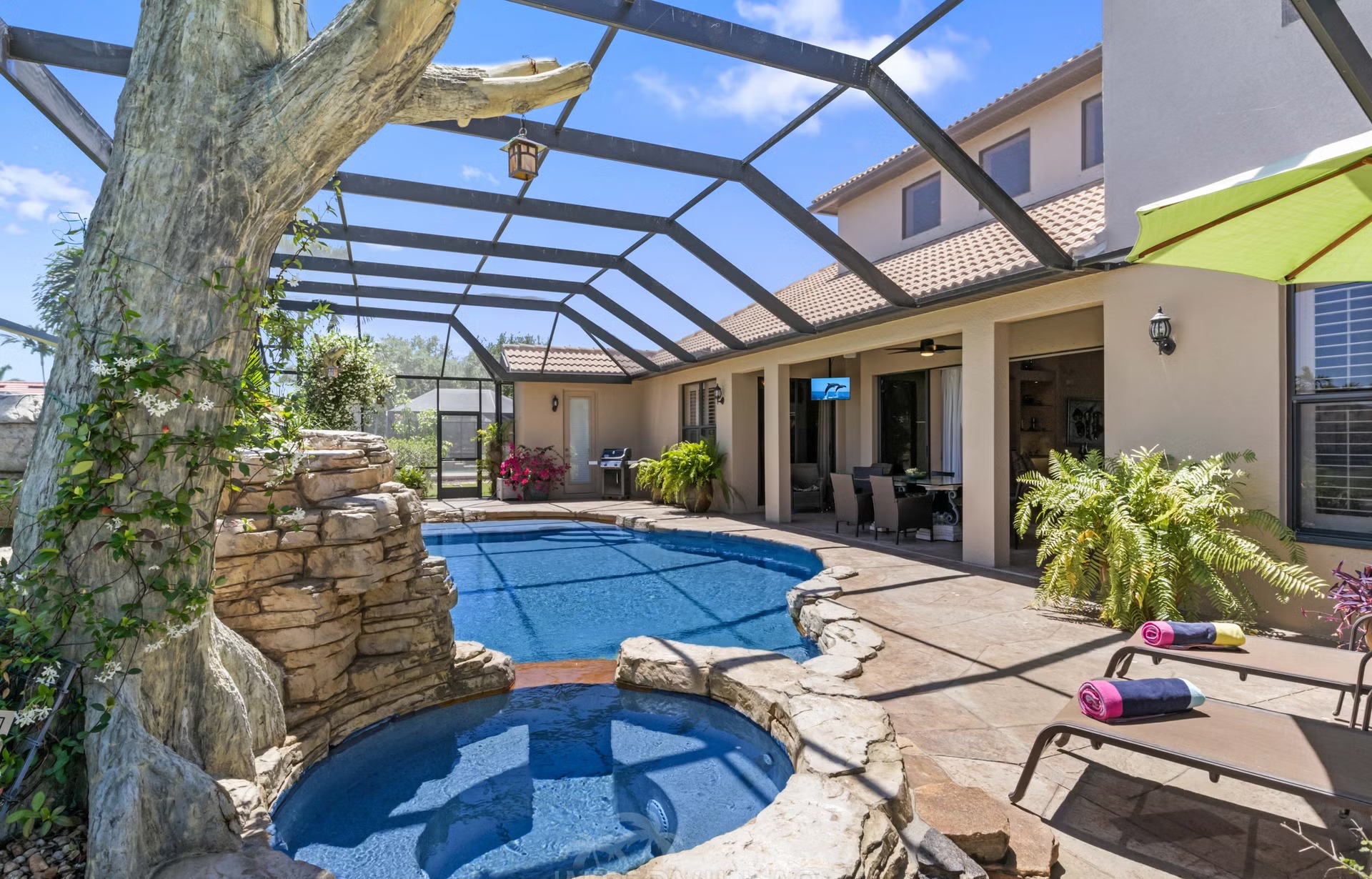 Infinity-Salzwasserpool mit Spa und Seeblick im Außenbereich.