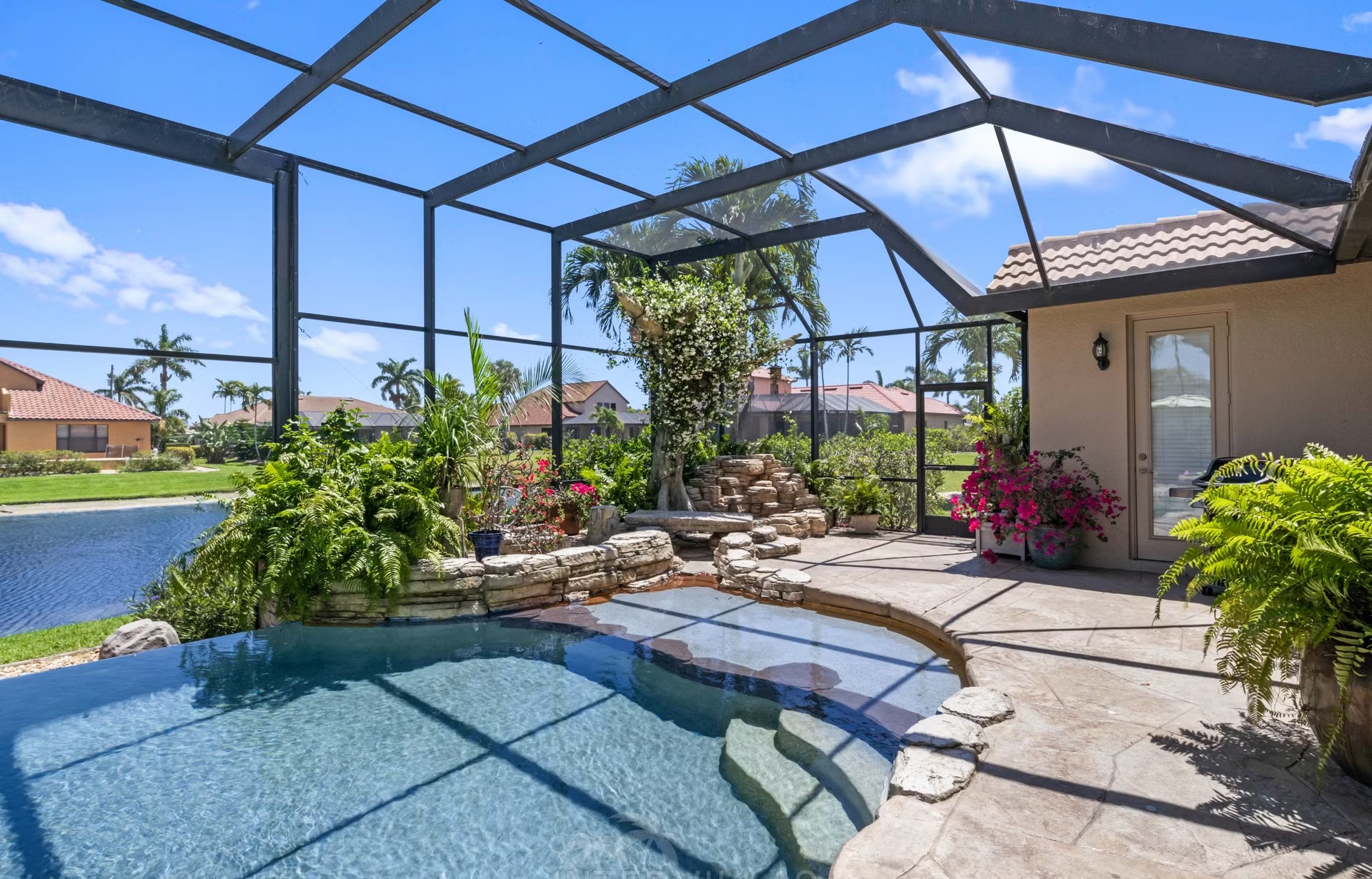 Infinity-Salzwasserpool mit Spa/Whirlpool und Seeblick im Gartenbereich.