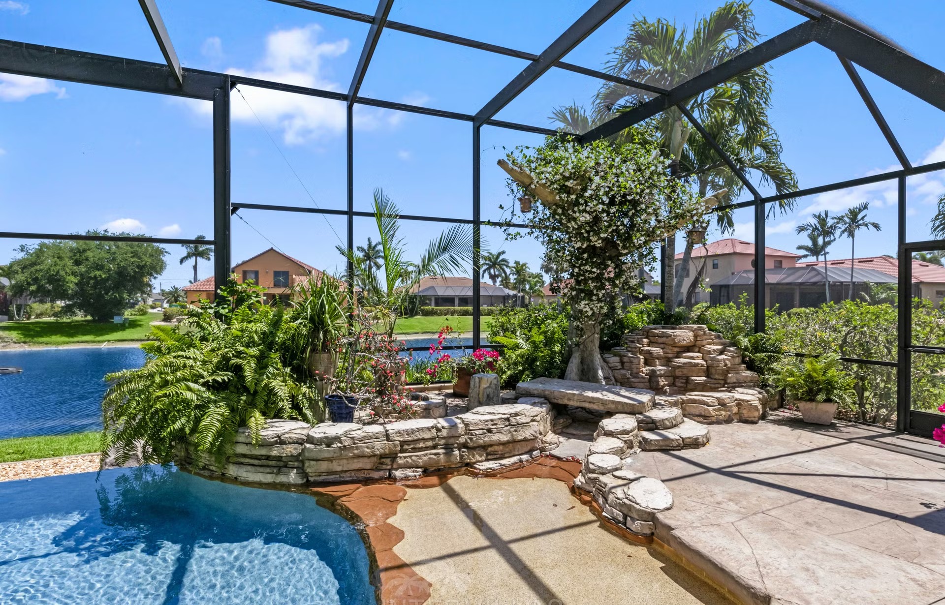 Infinity-Salzwasserpool mit Spa und Seeblick im Außenbereich.