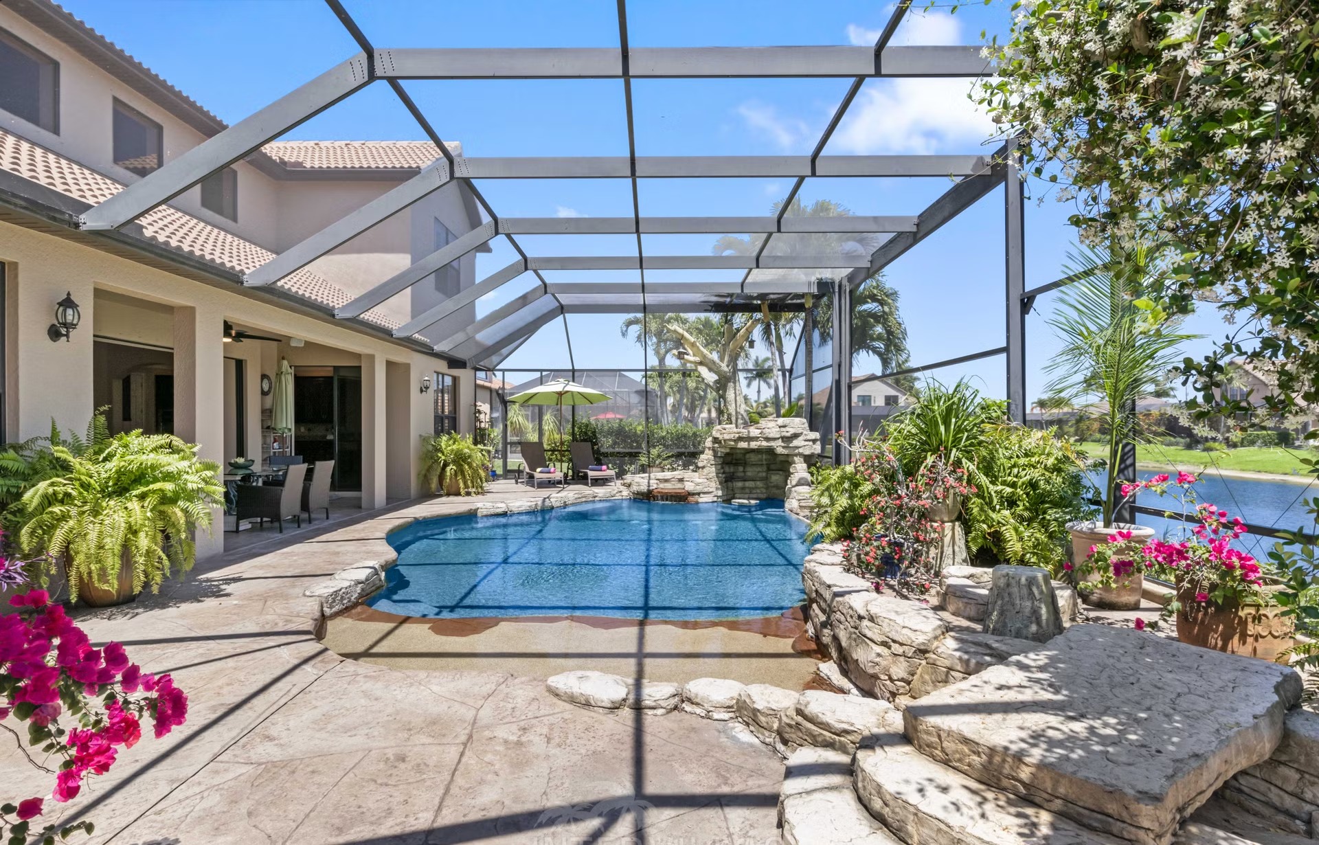 Infinity-Salzwasserpool mit Spa/Whirlpool und Seeblick.