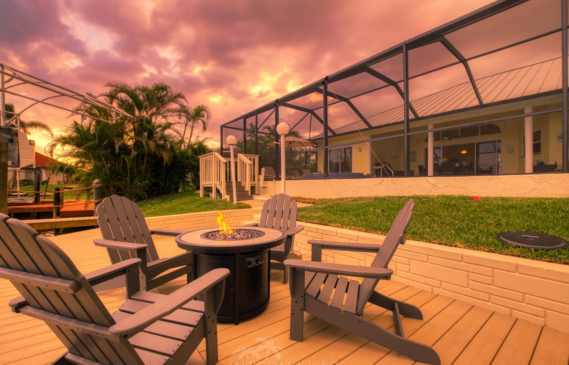 Südlich ausgerichteter Salzwasserpool mit Spa und Blick auf den Kanal.