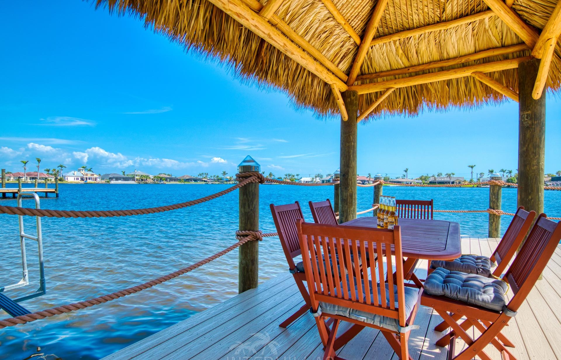 Südlich ausgerichteter Salzwasserpool mit Spa und Blick auf den Kanal.