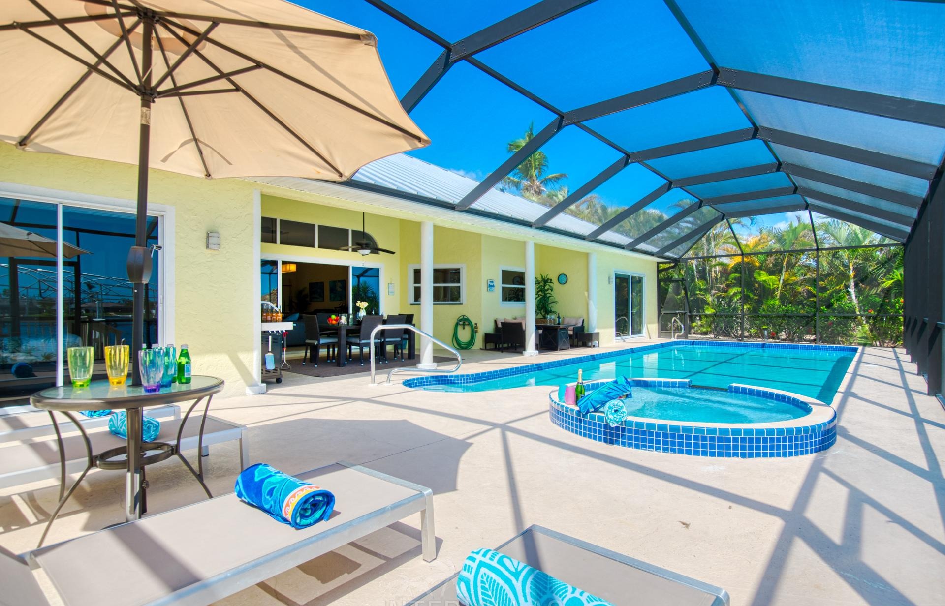 Südlich ausgerichteter Salzwasserpool mit Spa und Blick auf den Kanal.