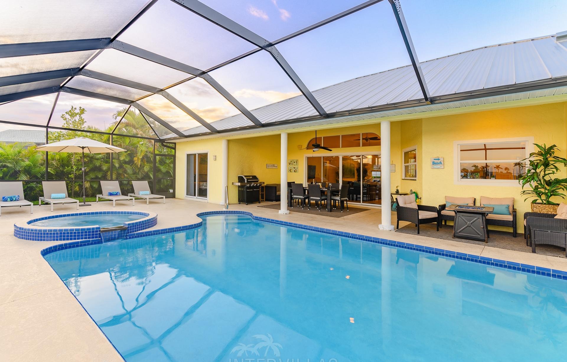 Südlich ausgerichteter Salzwasserpool mit Spa und Blick auf den Kanal.