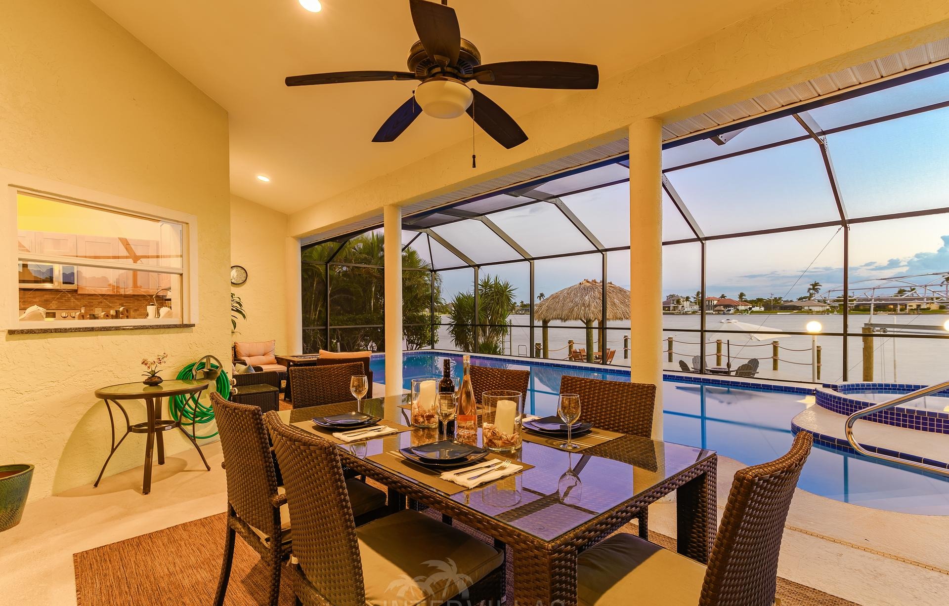 Südlich ausgerichteter Salzwasserpool mit Spa und Blick auf den Kanal.