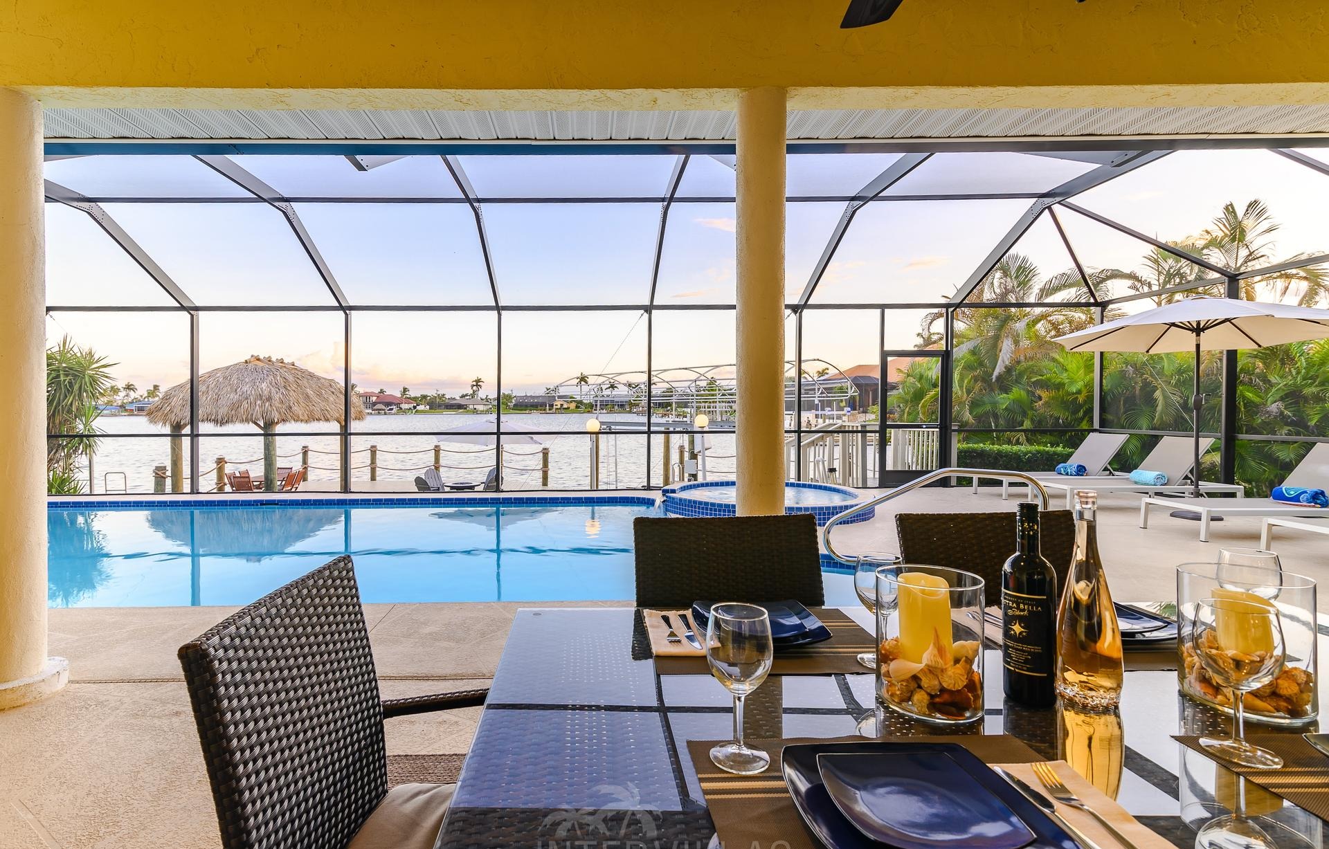 Südlich ausgerichteter Salzwasserpool mit Spa und Blick auf den Kanal.
