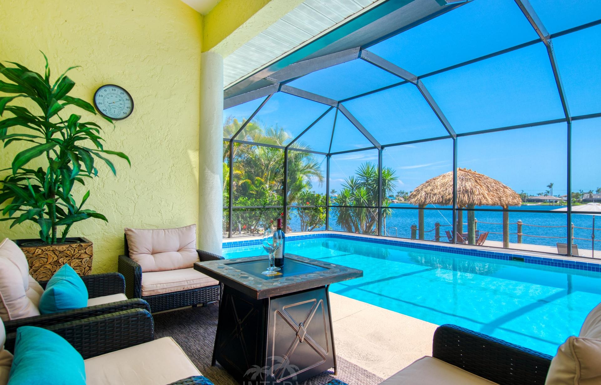 Südlich ausgerichteter Salzwasserpool mit Spa und Wasserblick auf den Kanal.