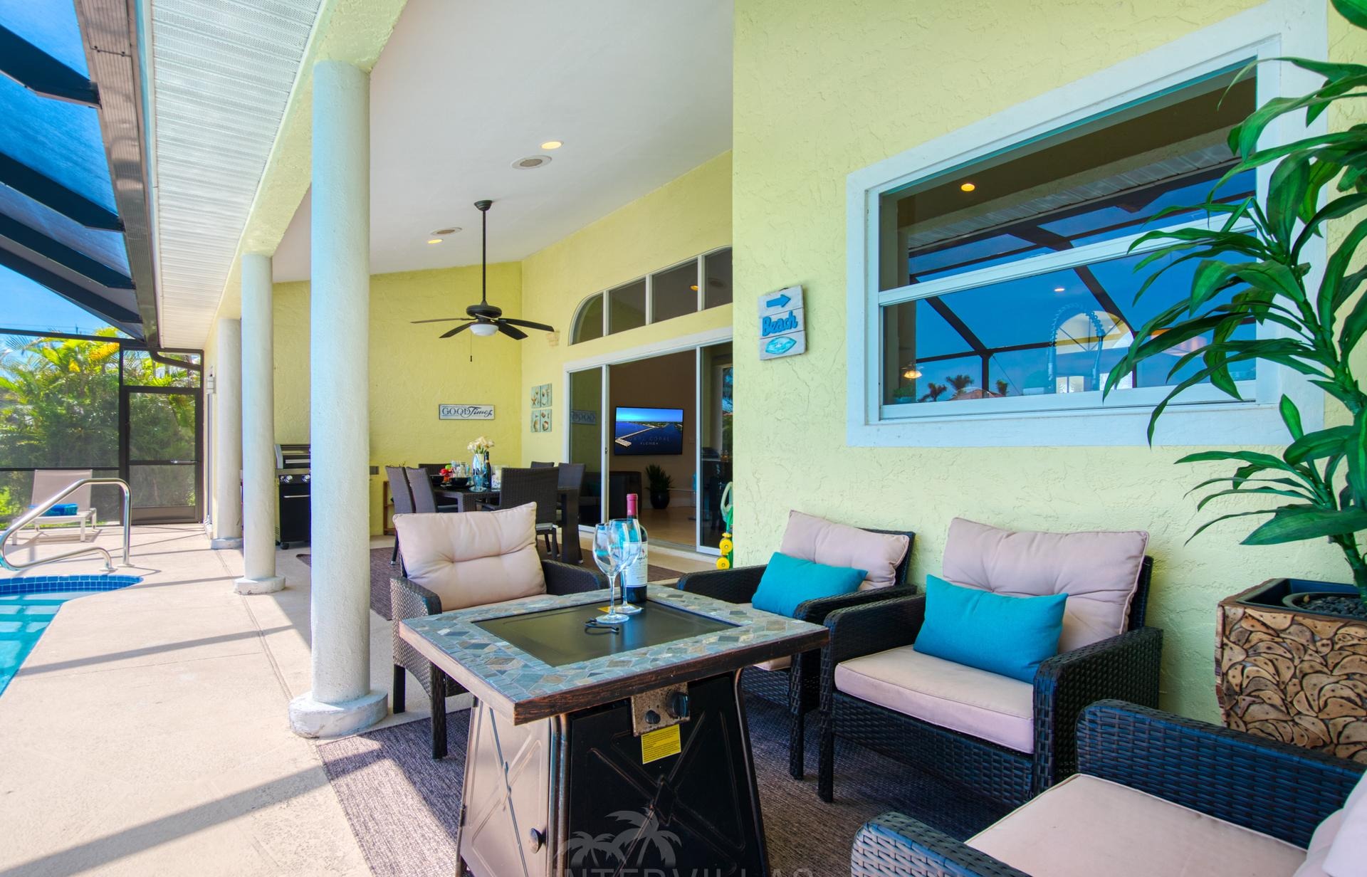 Südlich ausgerichteter Salzwasserpool mit Spa und Blick auf den Kanal.