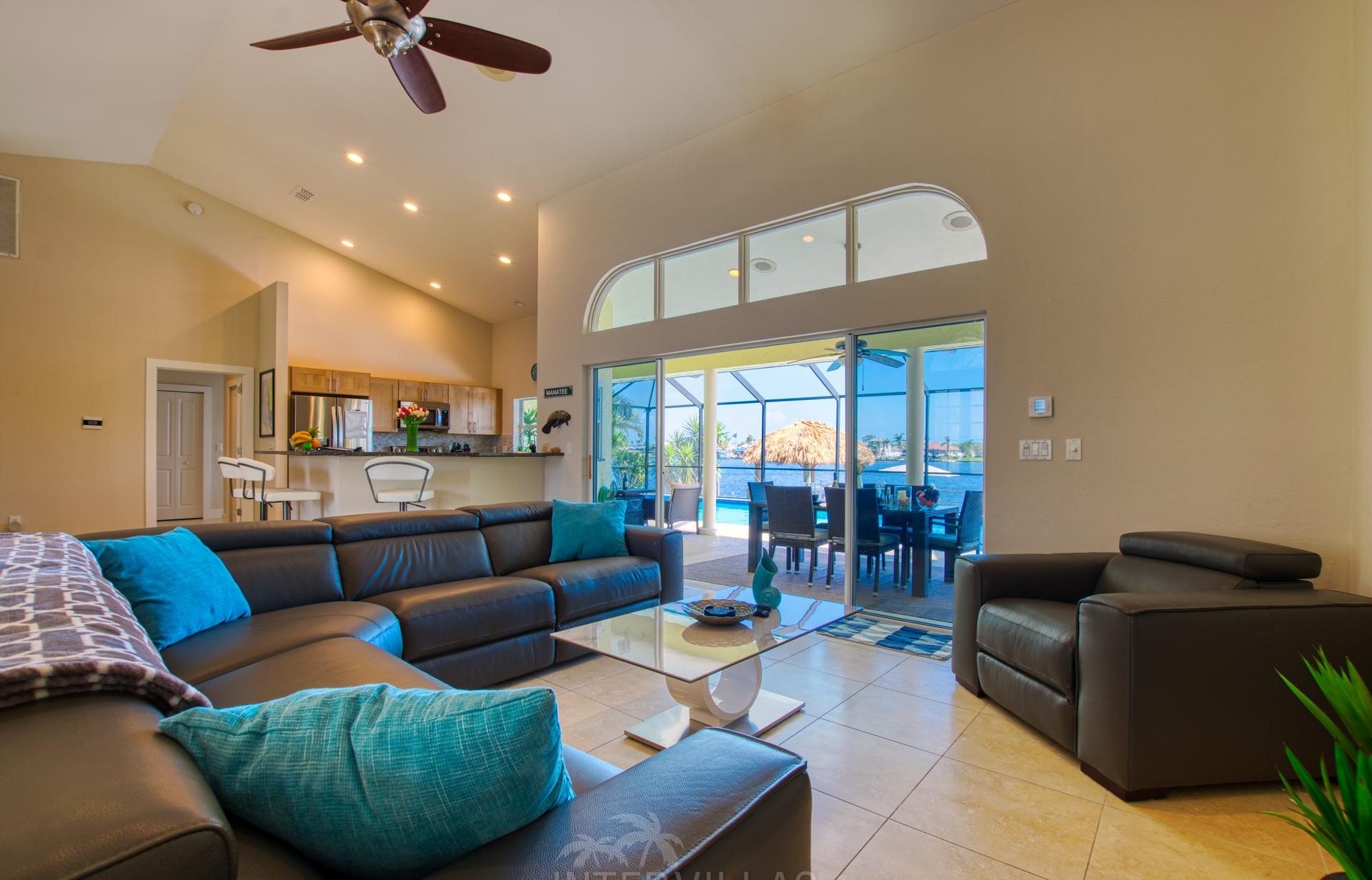 Südlich ausgerichteter Salzwasserpool mit Spa und Blick auf den Kanal.