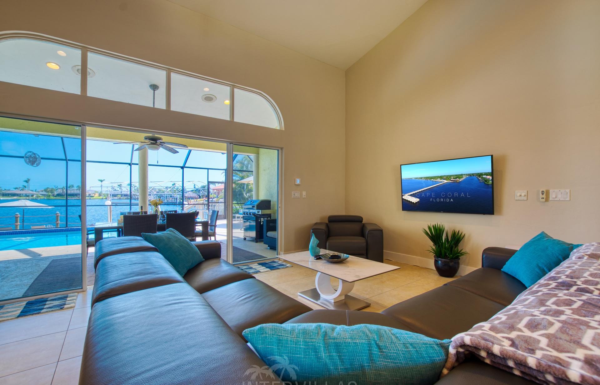 Südlich ausgerichteter Salzwasserpool mit Spa und Blick auf den Kanal.