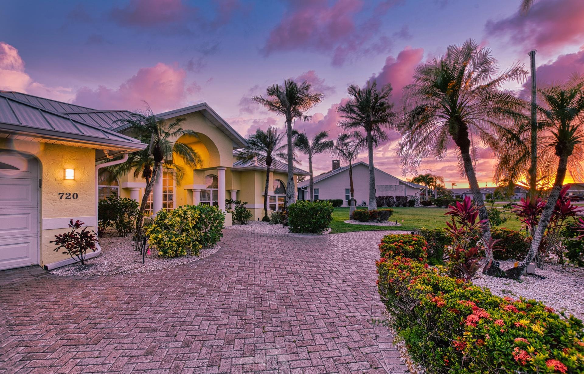 Südlich ausgerichteter Salzwasserpool mit Spa und Blick auf den Kanal.