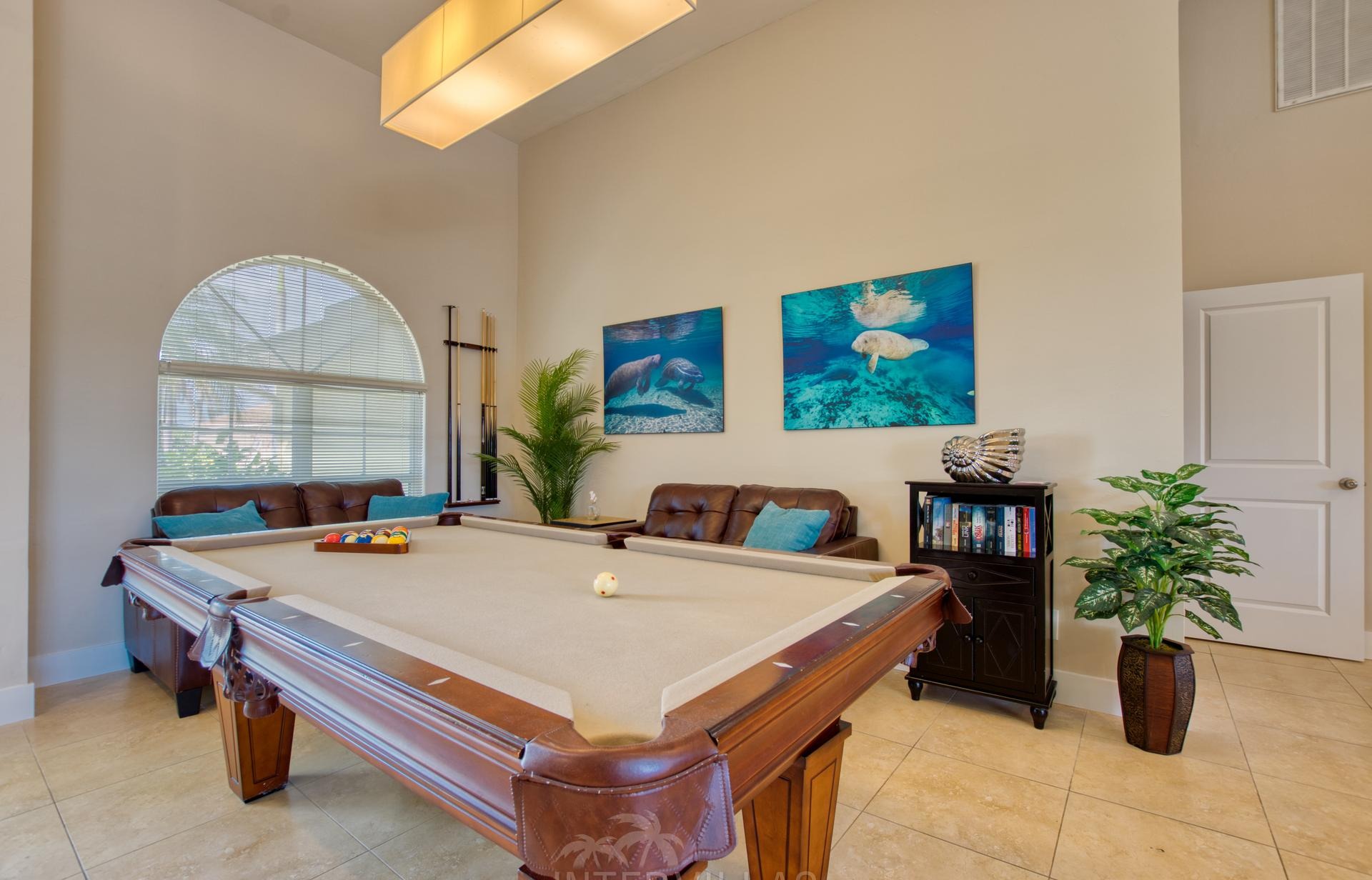 Südlich ausgerichteter Salzwasserpool mit Spa auf der Lanai und Blick auf den Kanal.