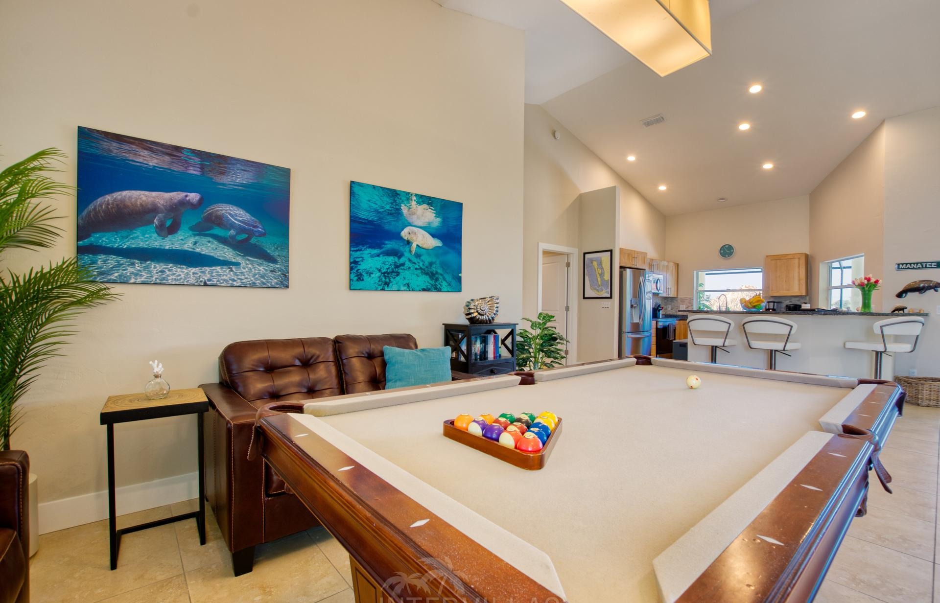 Südlich ausgerichteter Salzwasserpool mit Spa und Wasserblick.