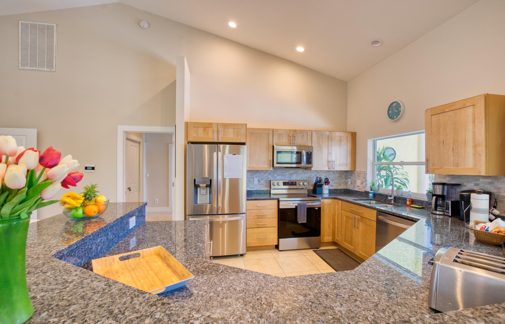 Südlich ausgerichteter Salzwasserpool mit Spa und Blick auf den Kanal.