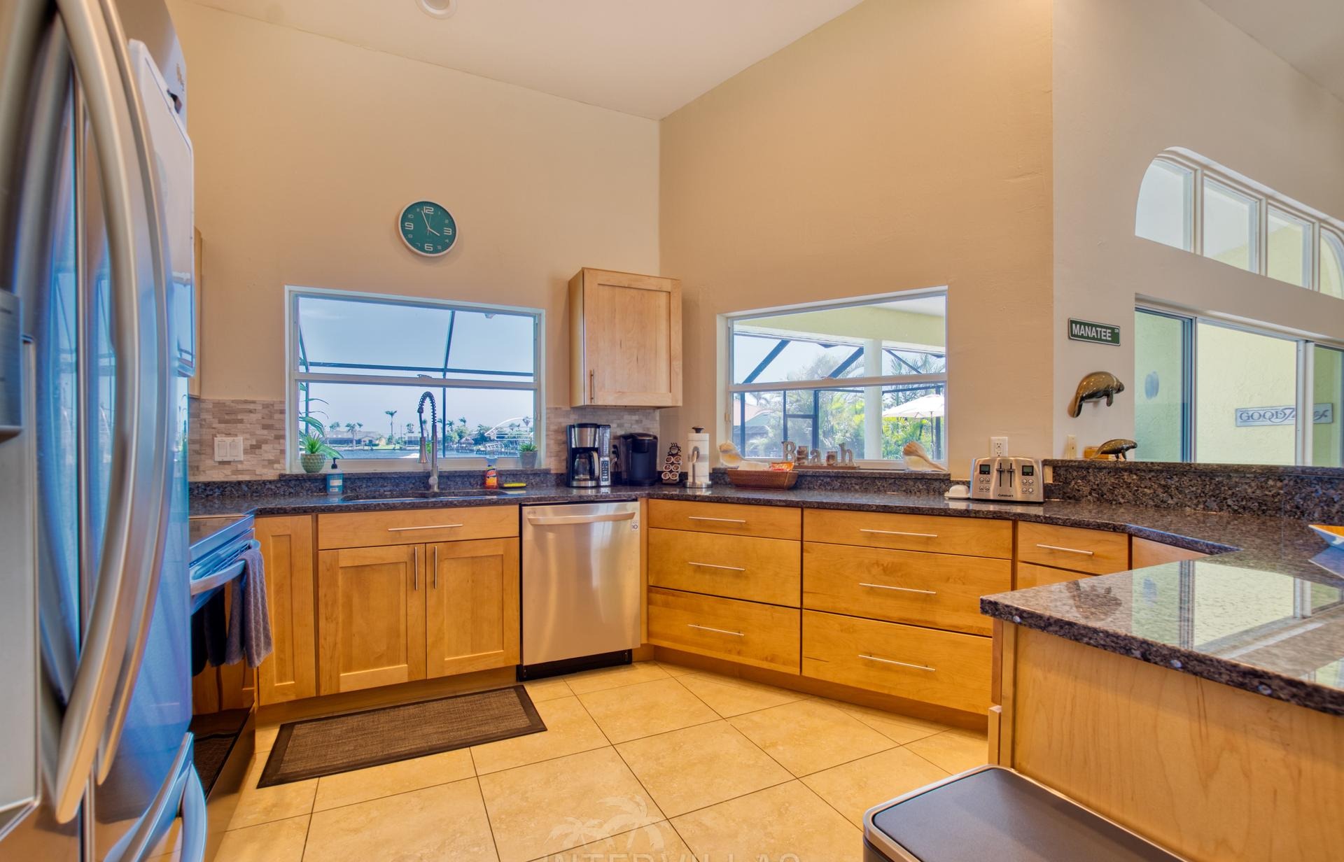 Südlich ausgerichteter Salzwasserpool mit Spa und Blick auf den Kanal.