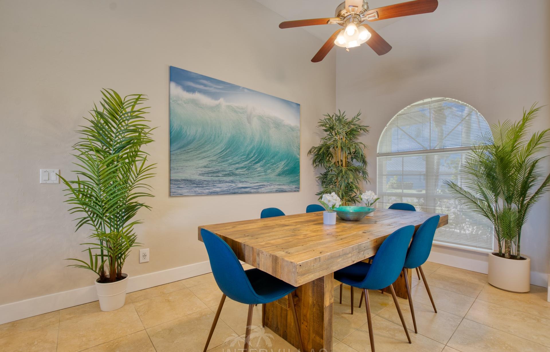 Südlich ausgerichteter Salzwasserpool mit Spa und Blick auf den Kanal.