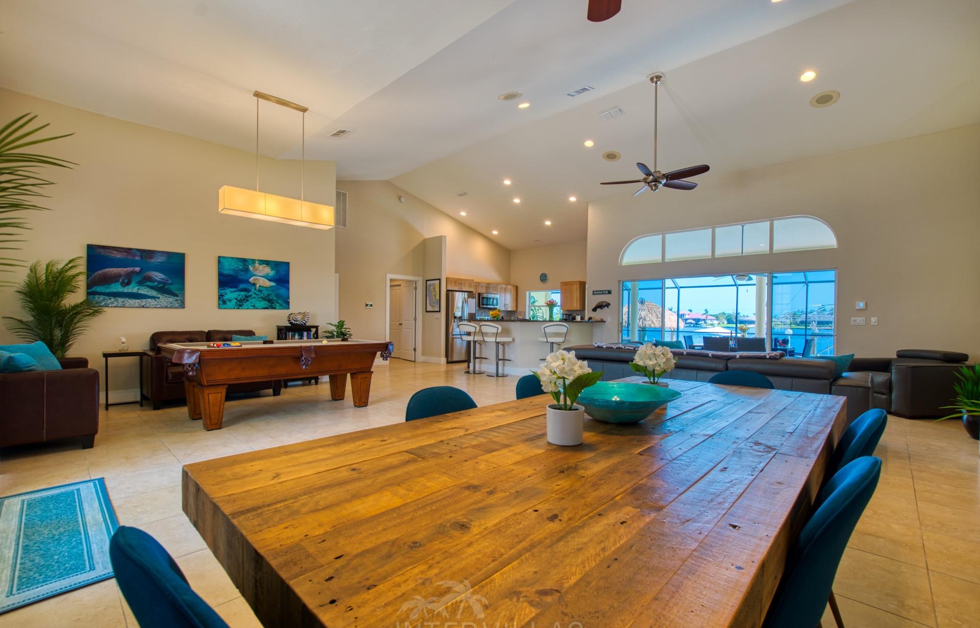 Südlich ausgerichteter Salzwasserpool mit Spa und Blick auf den Kanal.