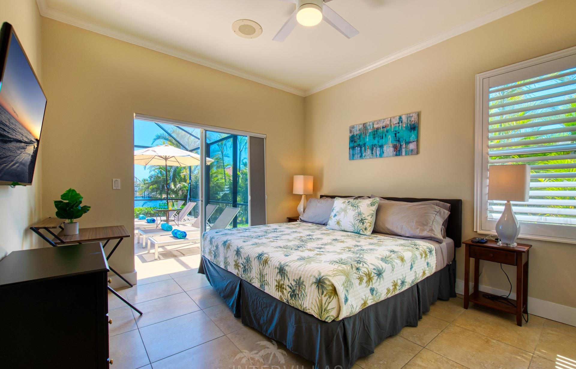 Südlich ausgerichteter Salzwasserpool mit Spa und Wasserblick auf den Kanal.