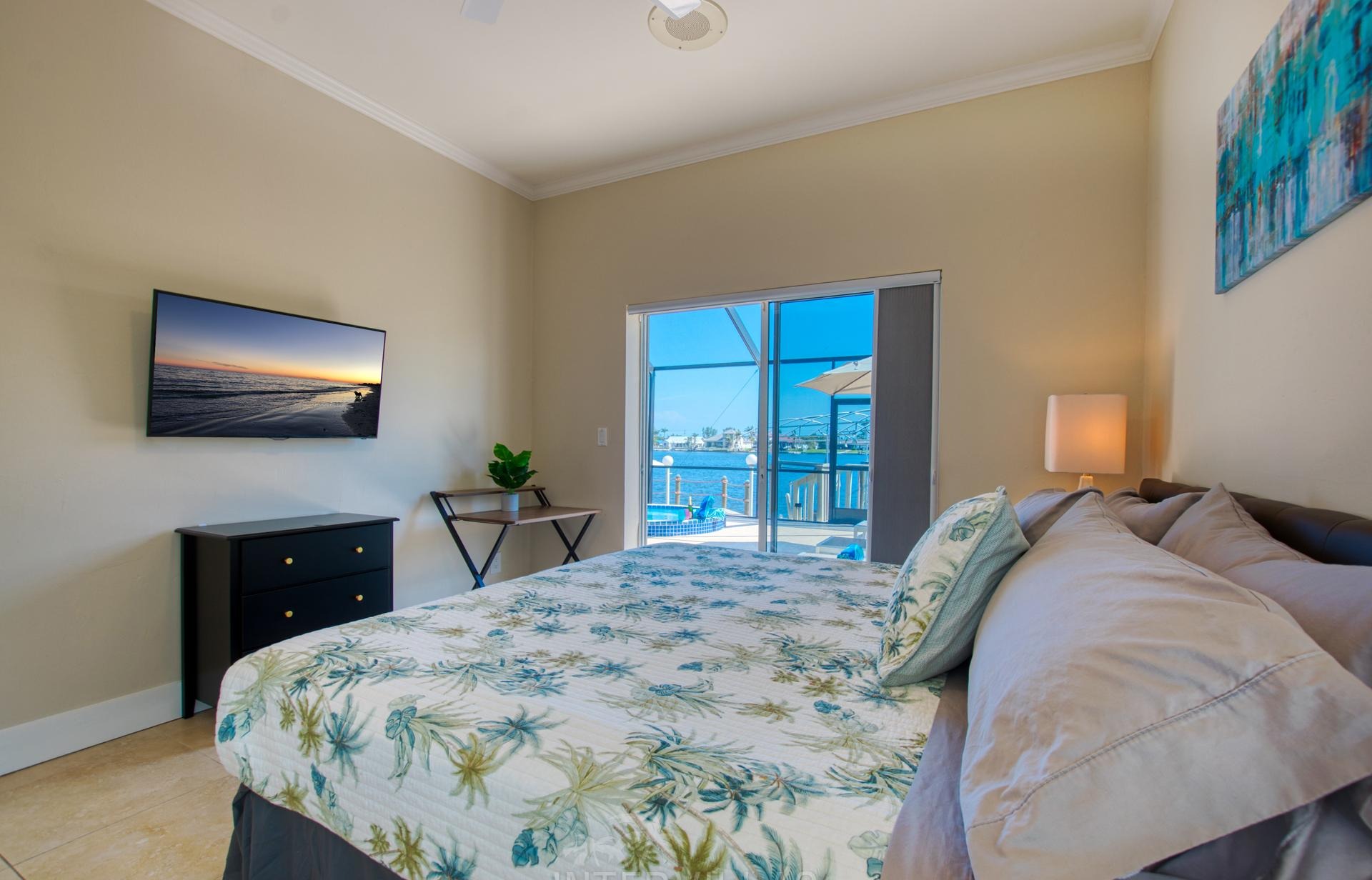 Südlich ausgerichteter Salzwasserpool mit Spa und Blick auf den Kanal.