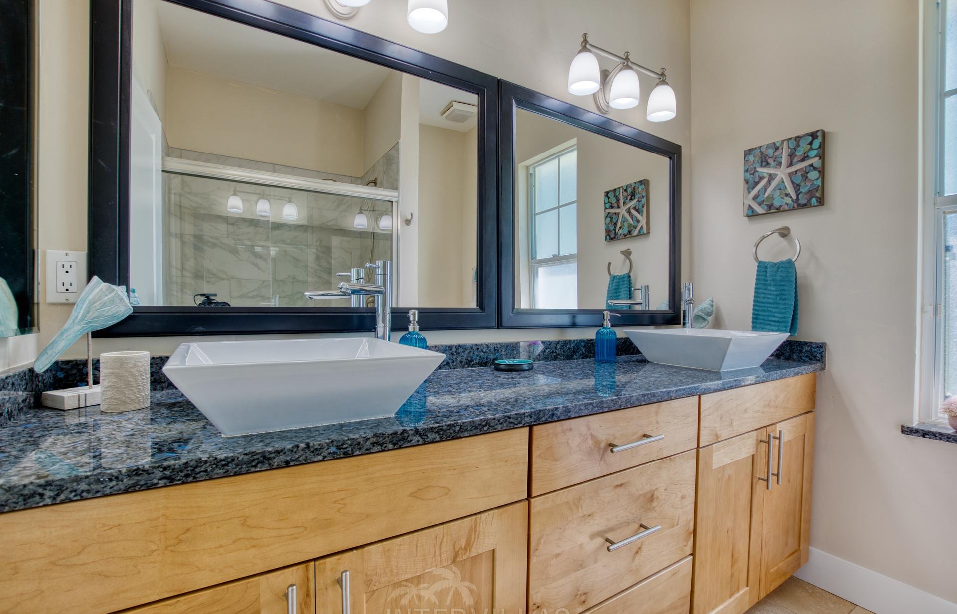 Südlich ausgerichteter Salzwasserpool mit Spa und Blick auf den Kanal.