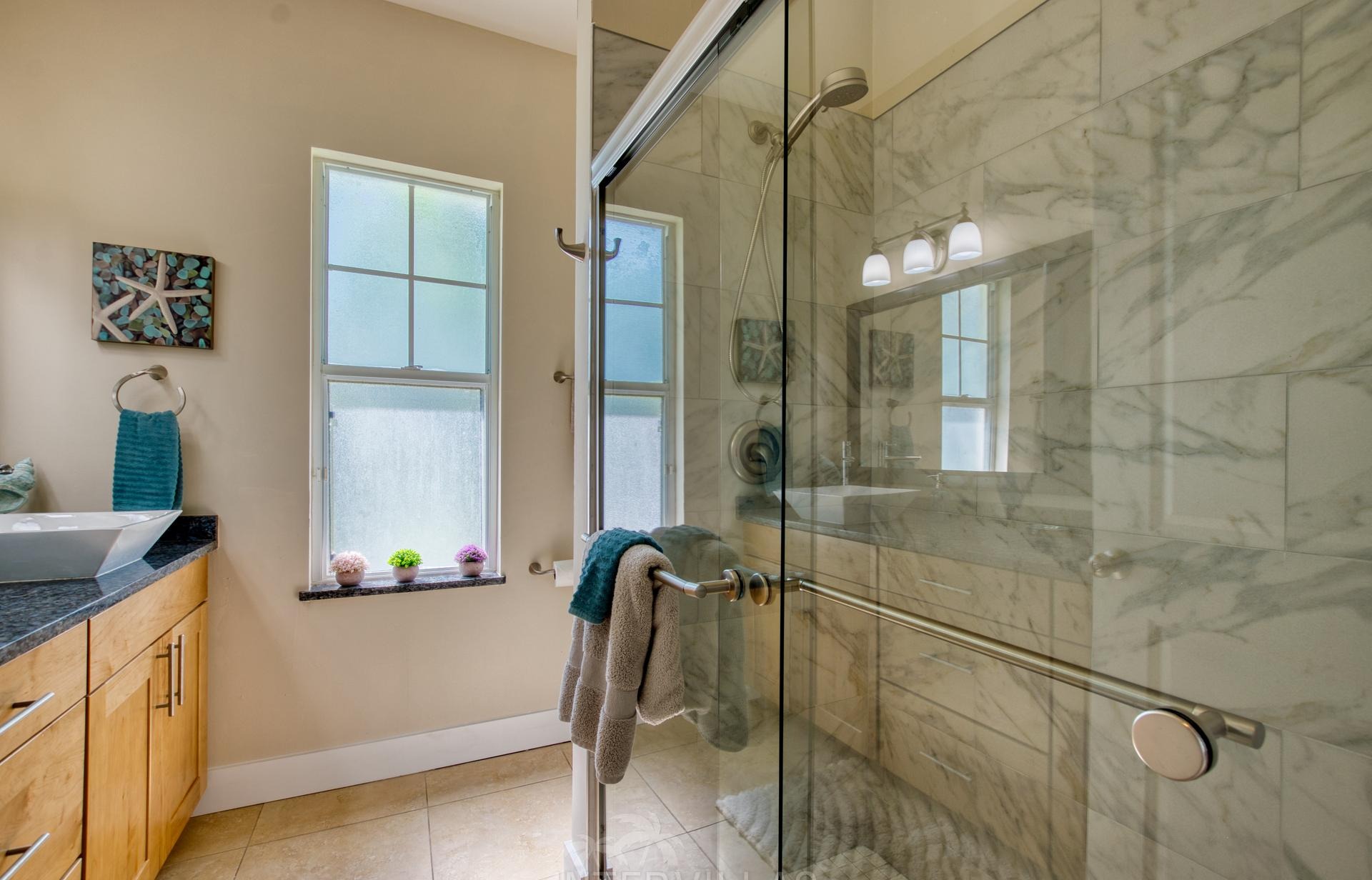 Südlich ausgerichteter Salzwasserpool mit Spa und Blick auf den Kanal.