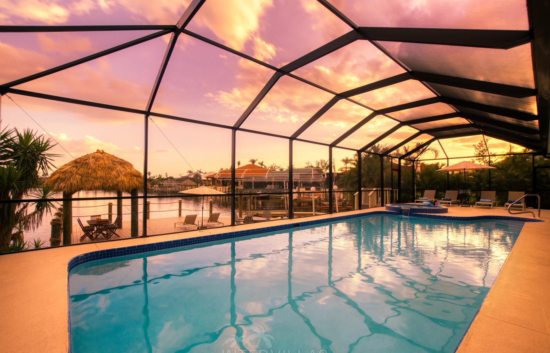 Südlich ausgerichteter Salzwasserpool mit Spa und Blick auf den Kanal.