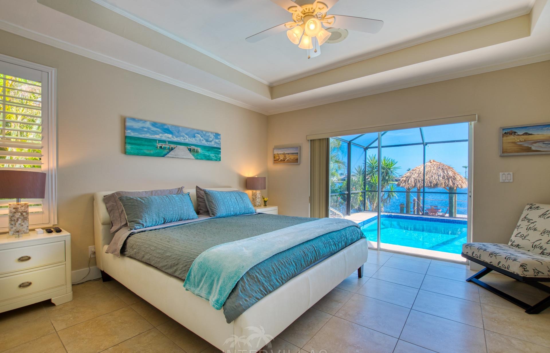 Südlich ausgerichteter Salzwasserpool mit Spa und Blick auf den Kanal.