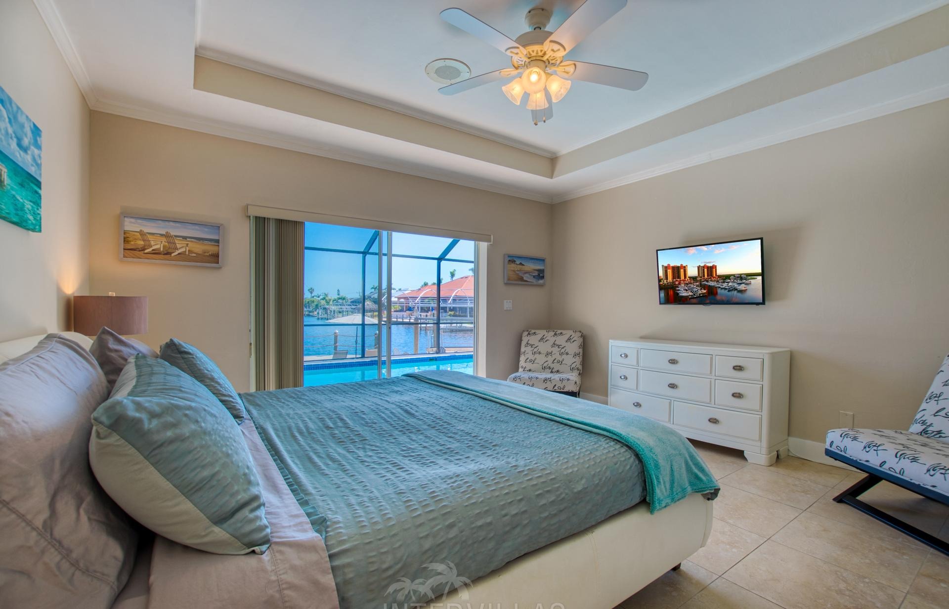 Südlich ausgerichteter Salzwasserpool mit Spa und Blick auf den Kanal.