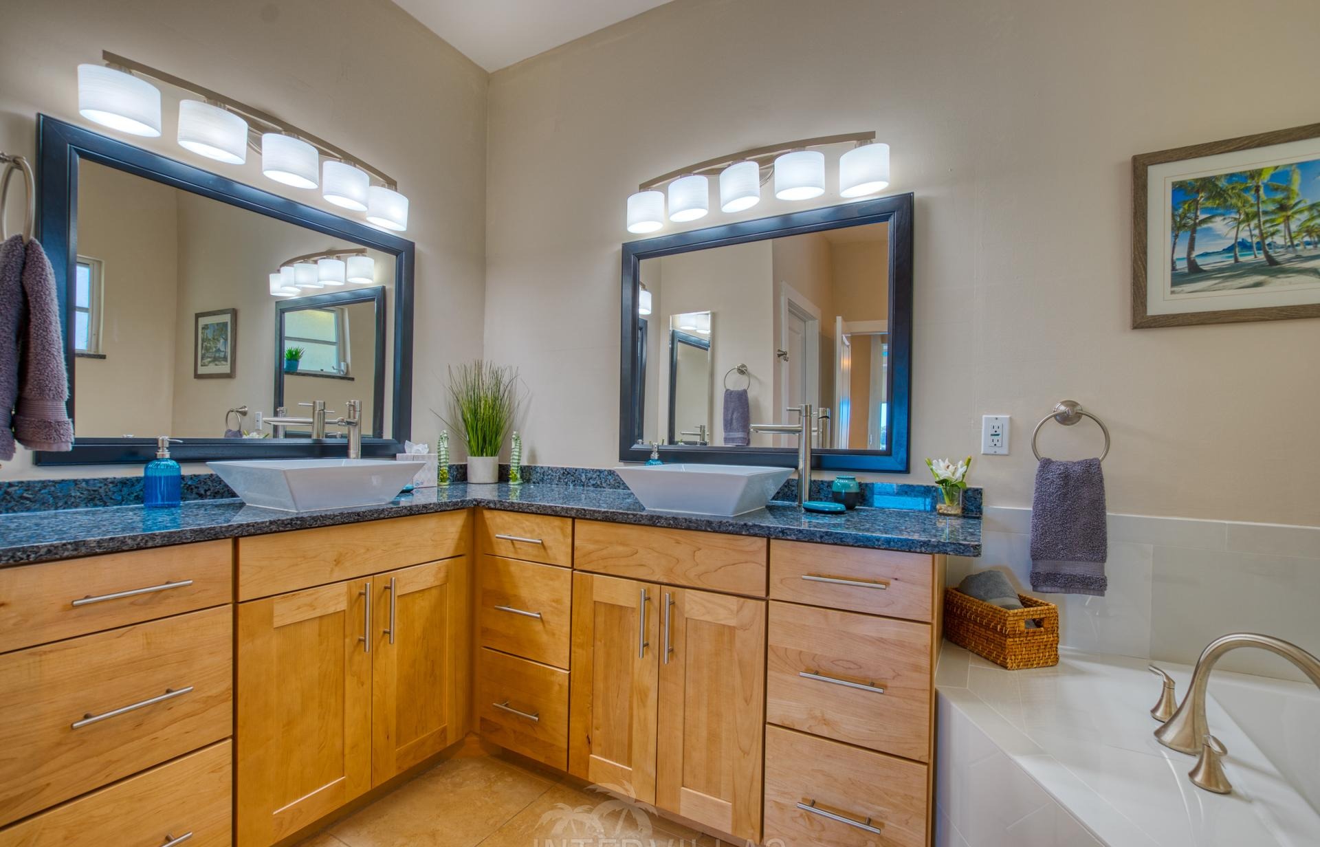 Südlich ausgerichteter Salzwasserpool mit Spa und Blick auf den Kanal.