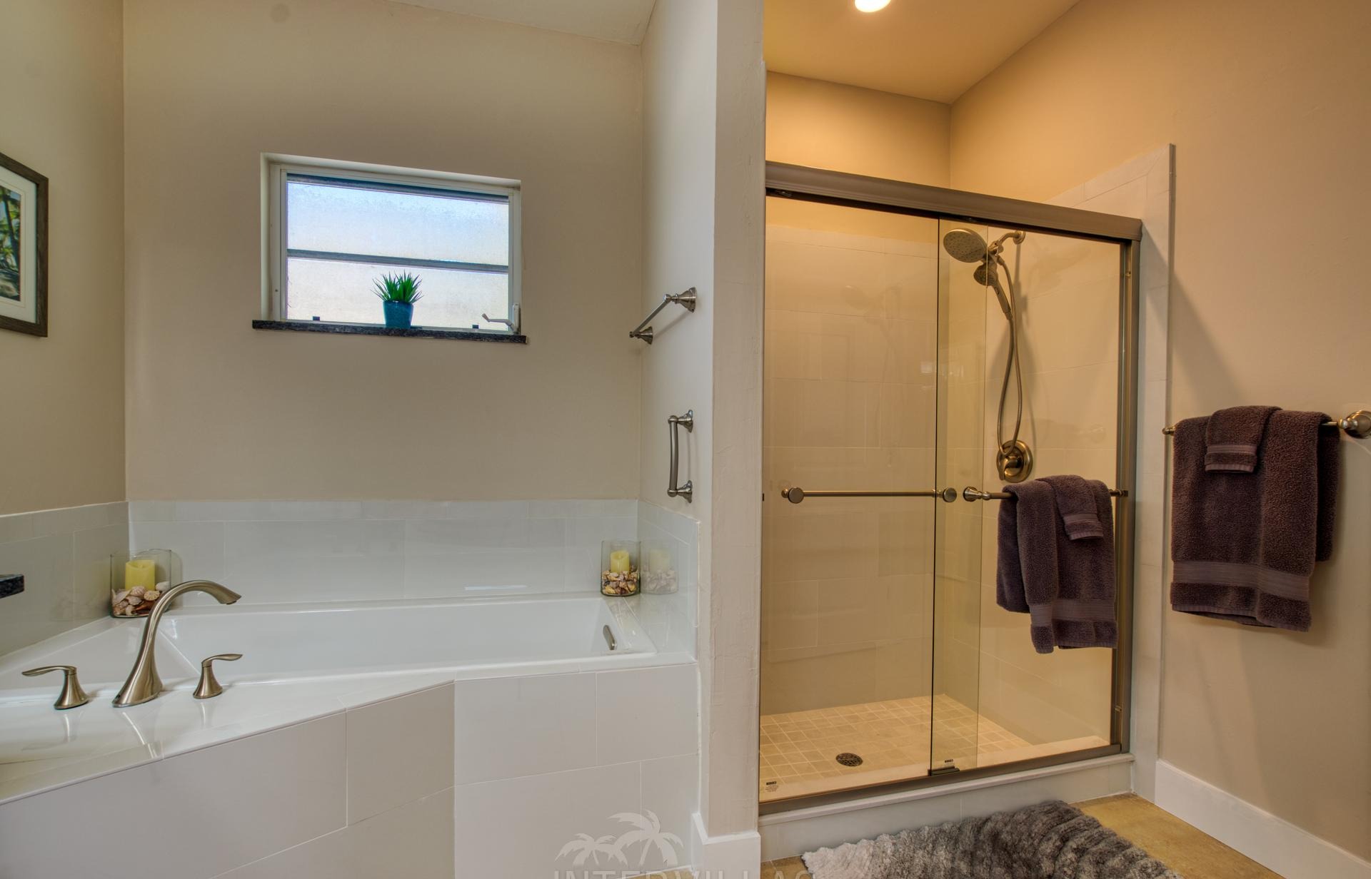 Südlich ausgerichteter Salzwasserpool mit Spa und Wasserblick auf den Kanal.