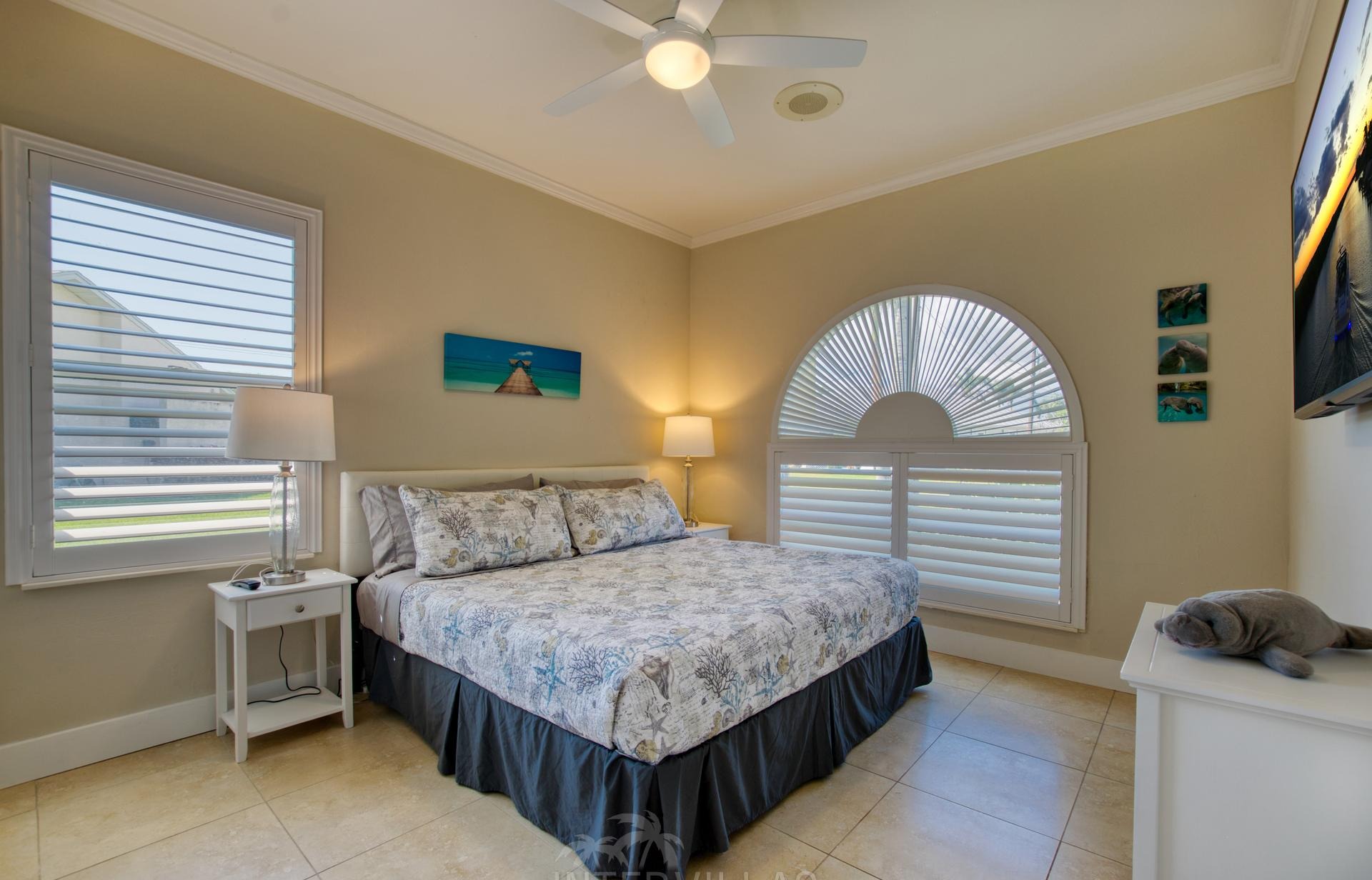 Südlich ausgerichteter Salzwasserpool mit Spa und Blick auf den Kanal.