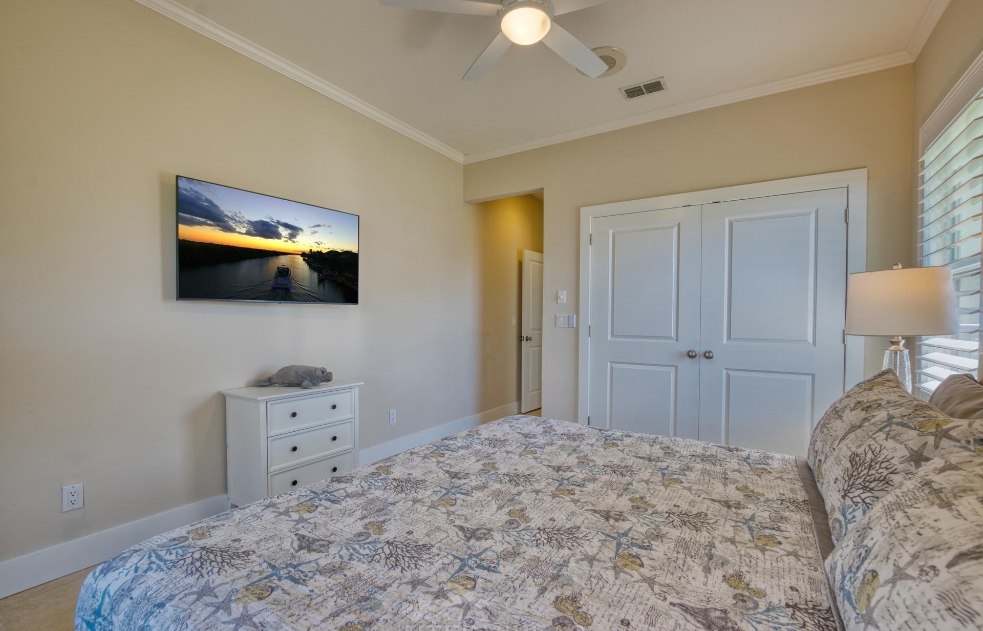 Südlich ausgerichteter Salzwasserpool mit Spa und Blick auf den Kanal.