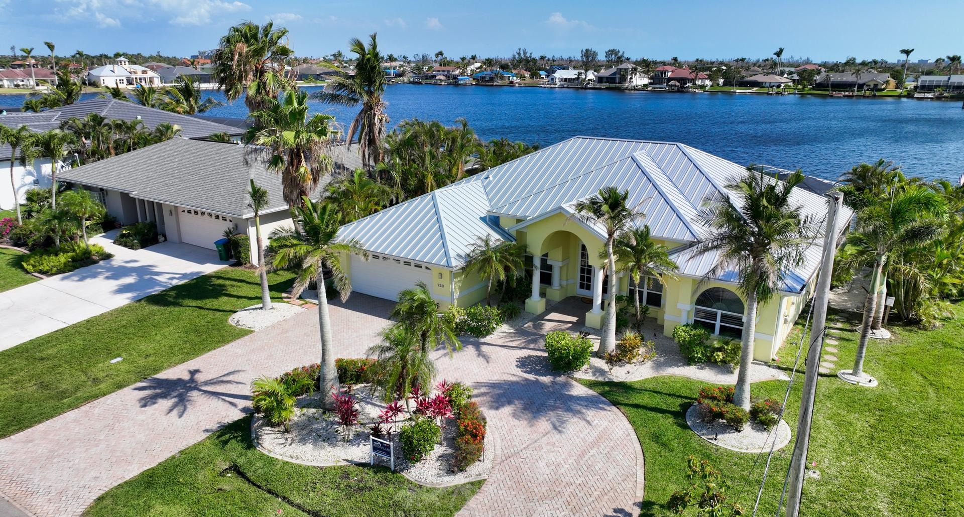 Südlich ausgerichteter Salzwasserpool mit Spa und Blick auf den Kanal.