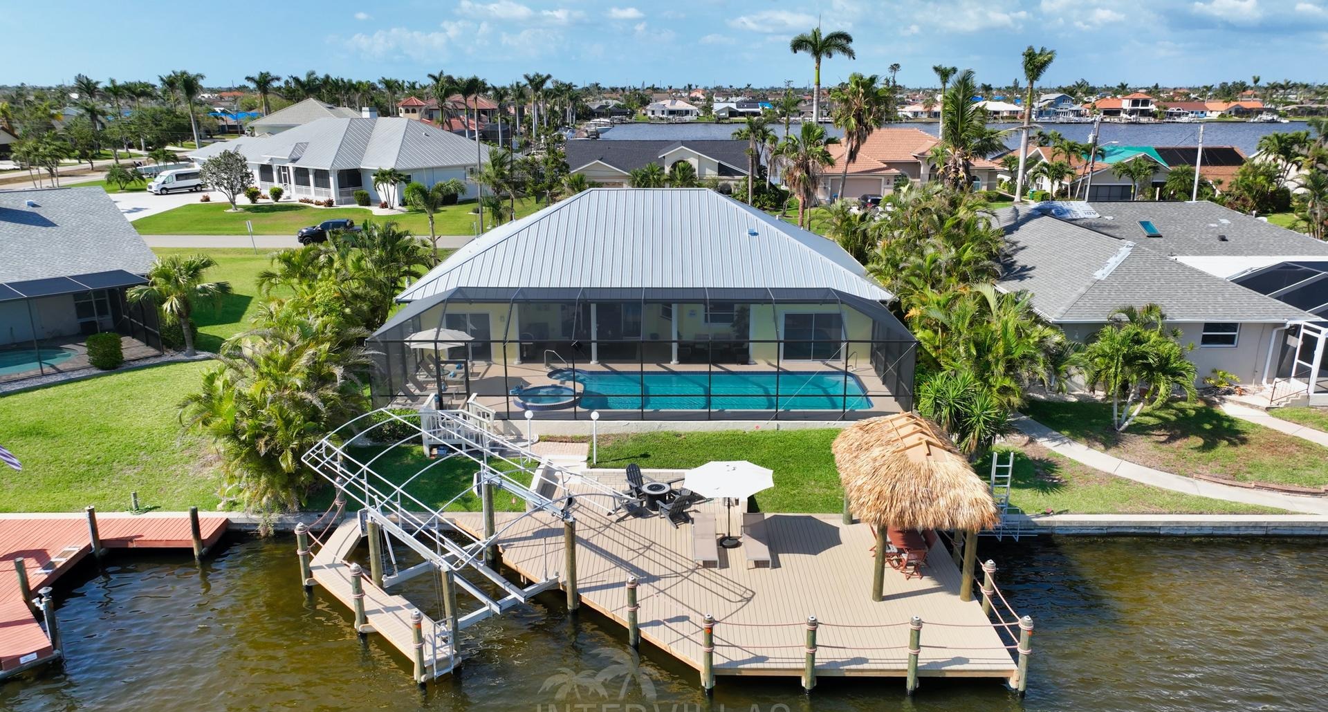 Südlich ausgerichteter Salzwasserpool mit Spa und Blick auf den Kanal.