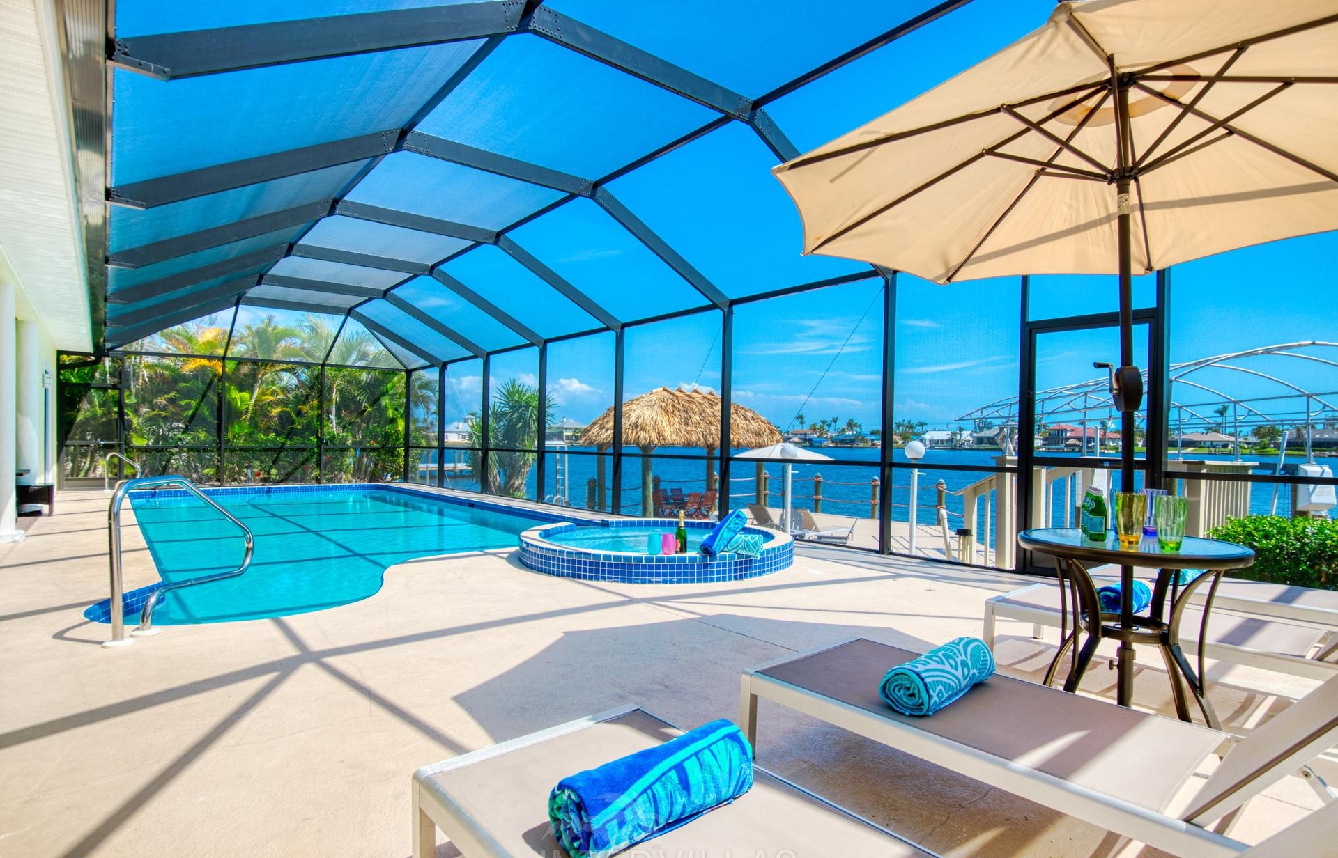 Südlich ausgerichteter Salzwasserpool mit Spa auf der Lanai, Blick auf den Kanal.