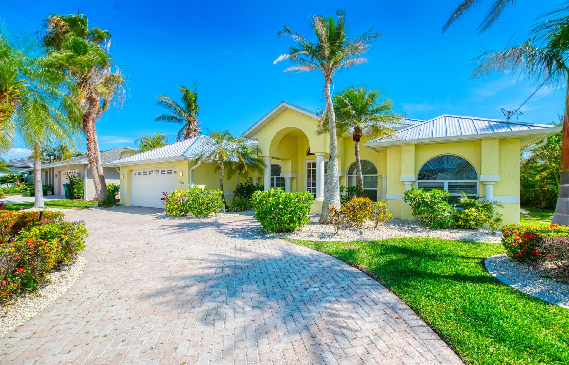 Südlich ausgerichteter Salzwasserpool mit Spa und Blick auf den Kanal.