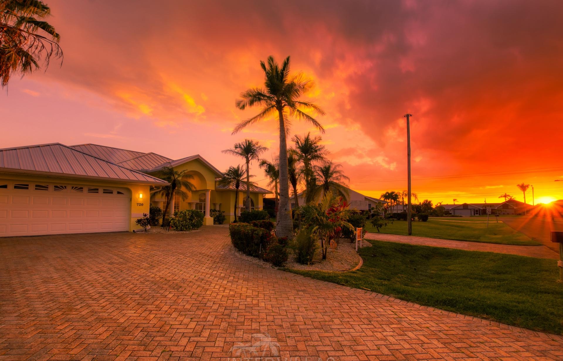 Südlich ausgerichteter Salzwasserpool mit Spa und Blick auf den Kanal.