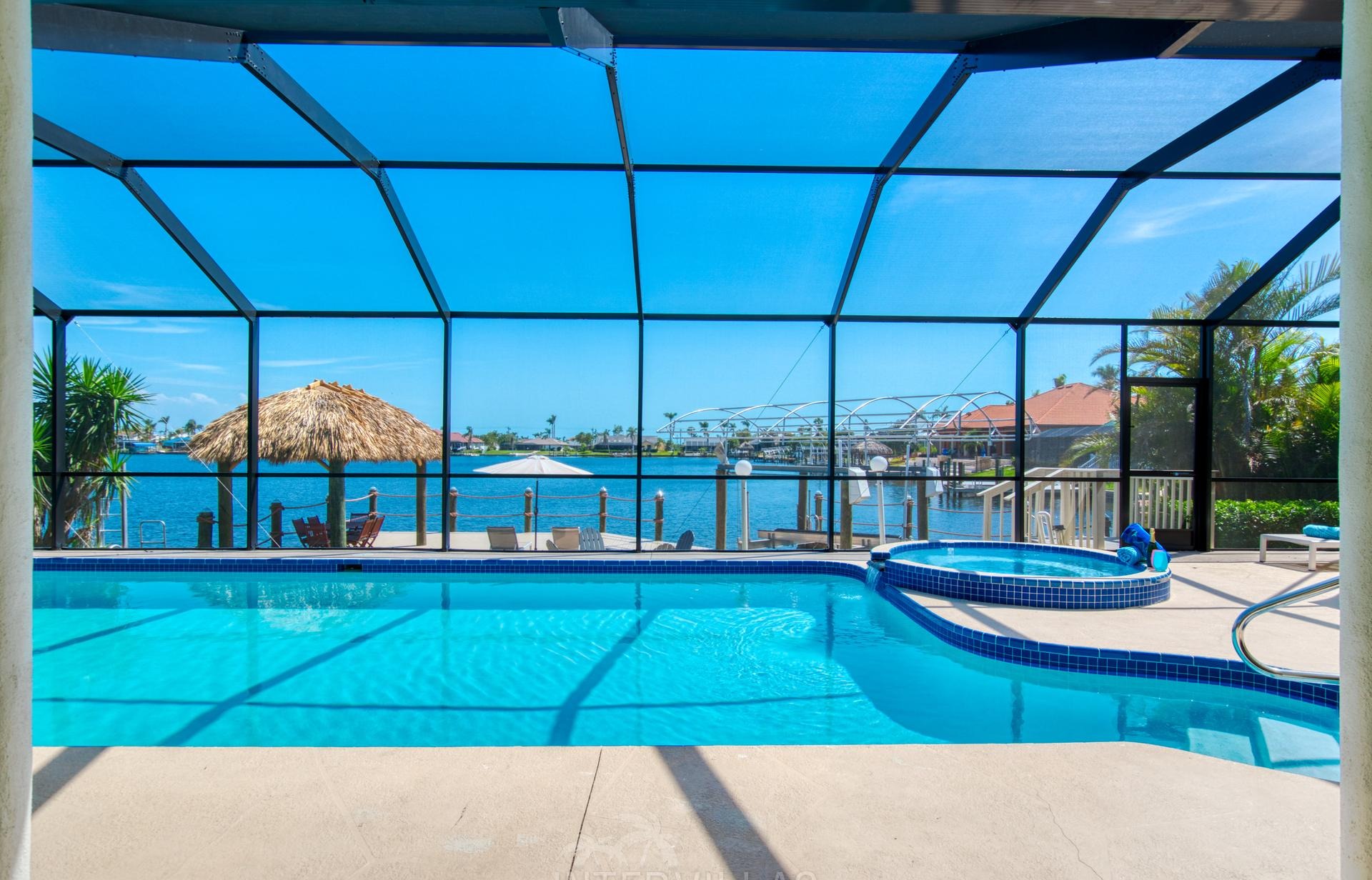 Südlich ausgerichteter Salzwasserpool mit Spa und Blick auf den Kanal.
