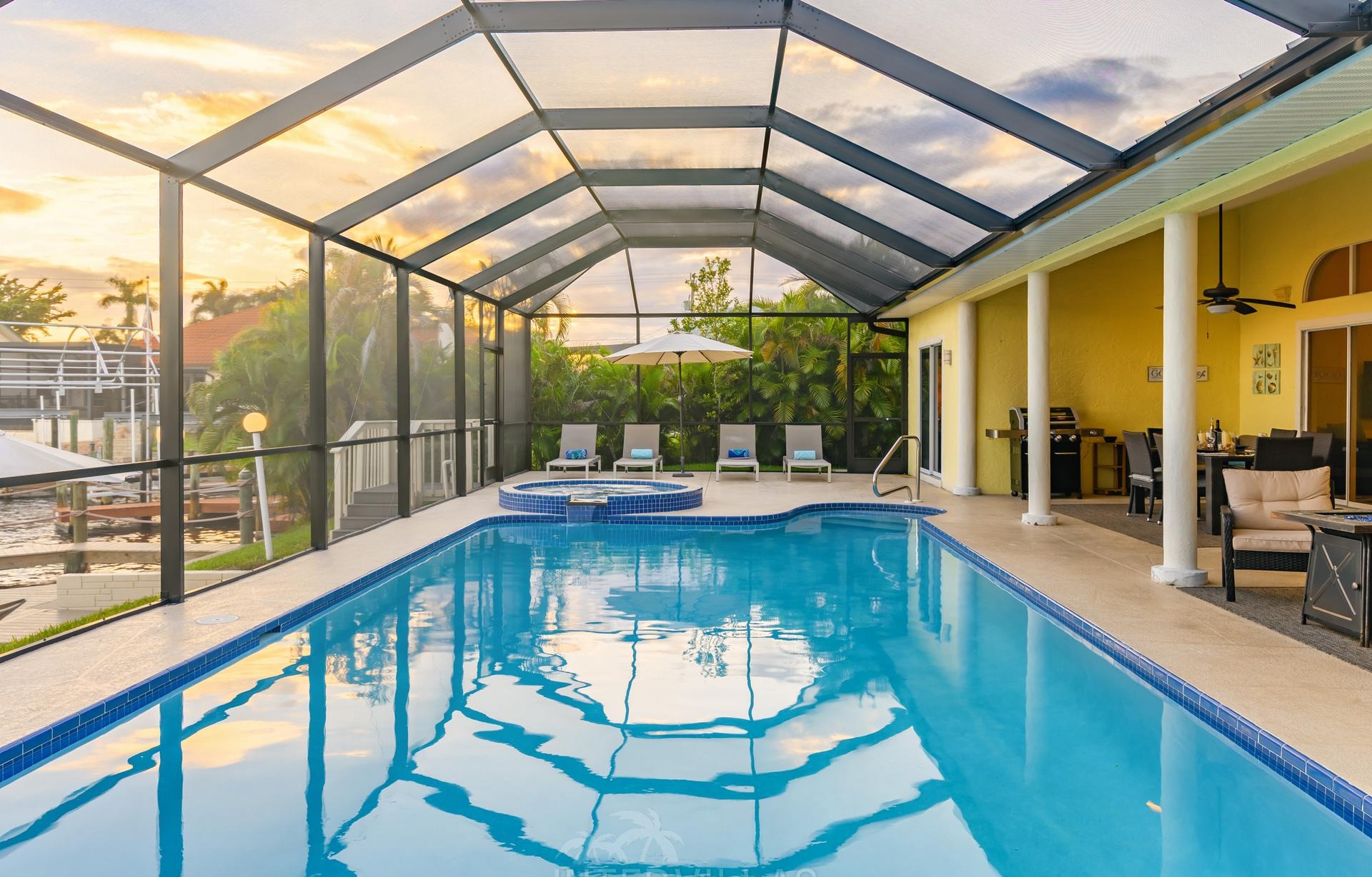 Südlich ausgerichteter Salzwasserpool mit Spa und Wasserblick.