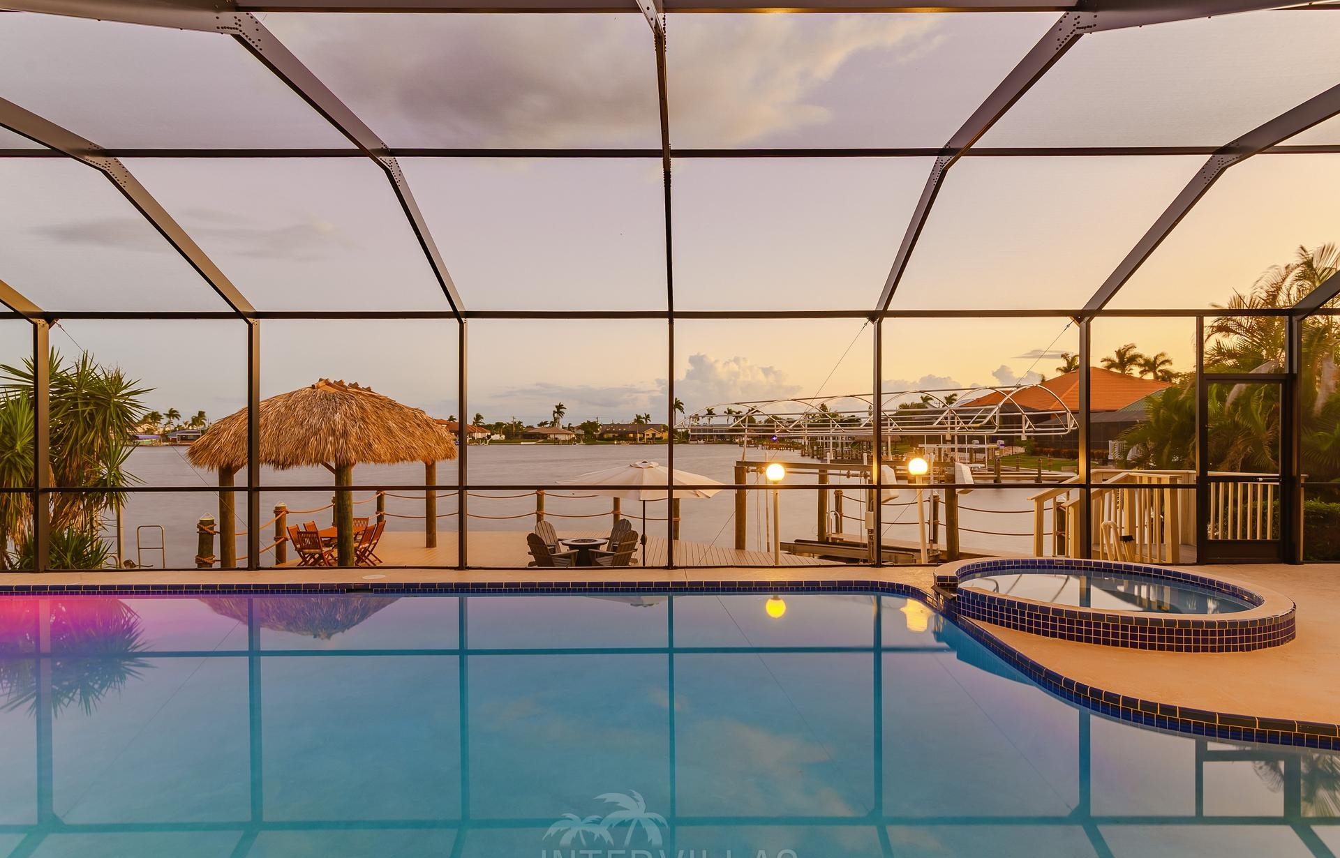 Südlich ausgerichteter Salzwasserpool mit Spa und Blick auf den Kanal.