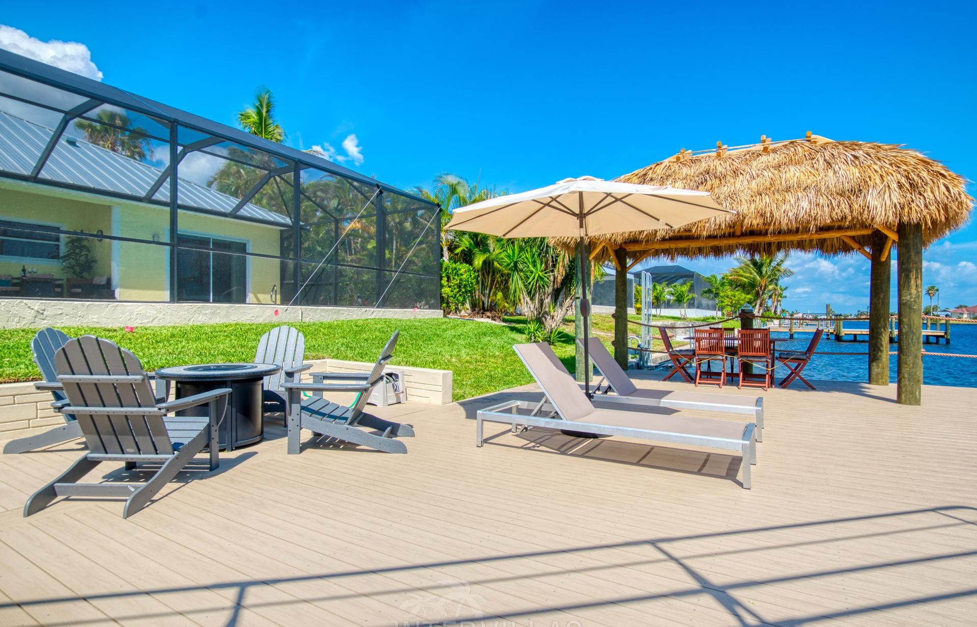 Südlich ausgerichteter Salzwasserpool mit Spa und Blick auf den Kanal.